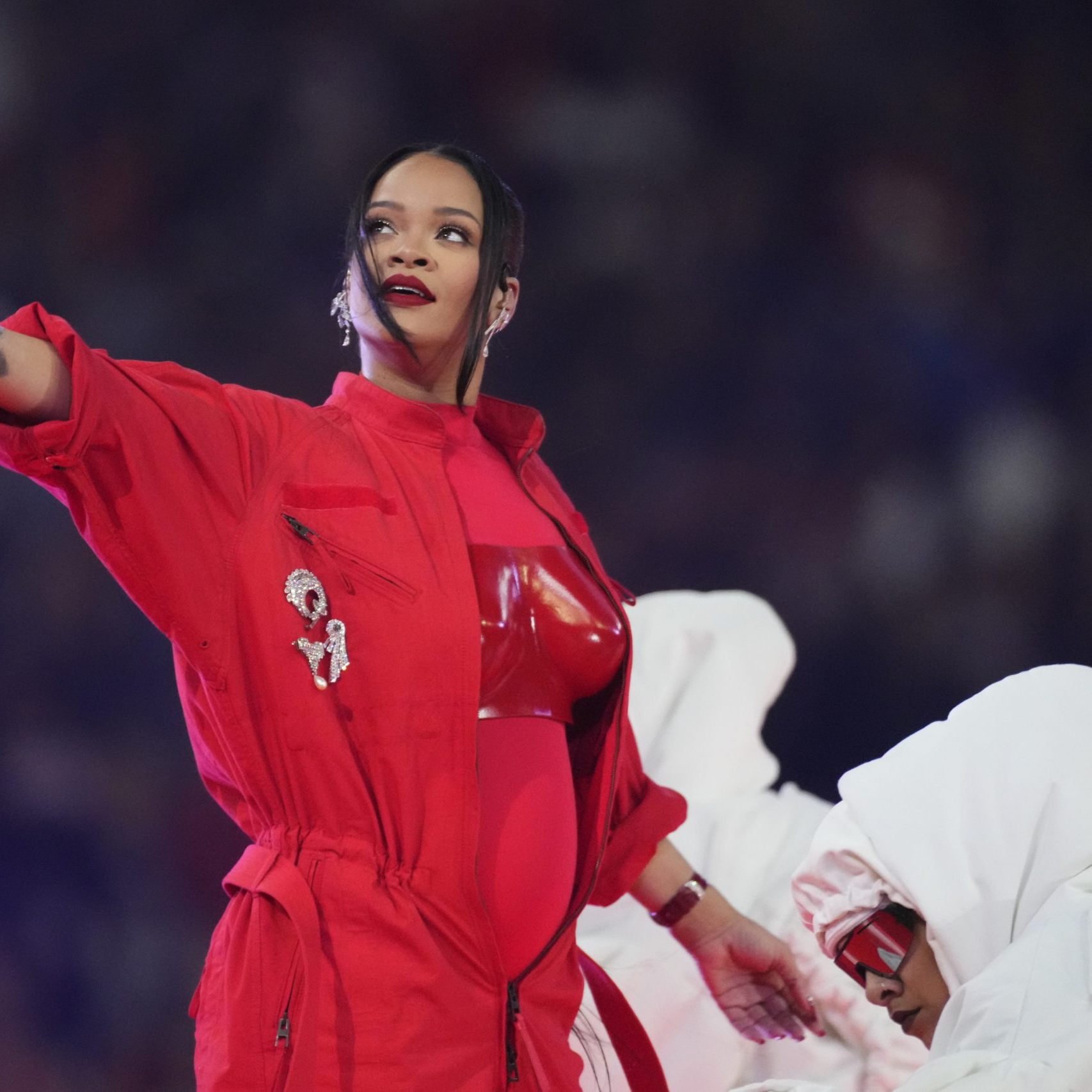 Rihanna hat einst ihre Babykugel in der Halbzeitshow des Super Bowl enthüllt.