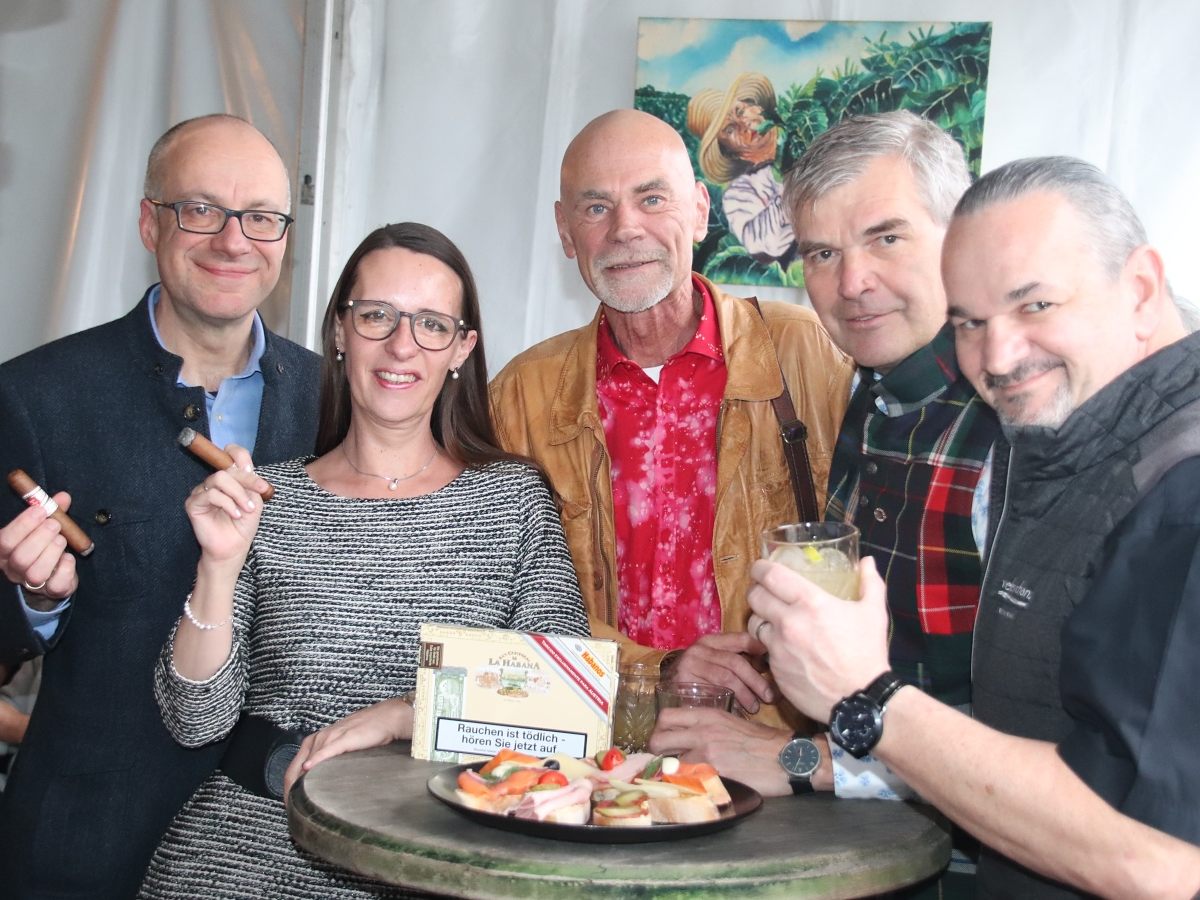 Christoph und Claudia Puszkar, Wolfgang Graf, Gert Weihsmann und Christoph Sögner in der neuen Zigarren-Lounge in der „Schwedenschanze“. Christoph und Claudia Puszkar, Wolfgang Graf, Gert Weihsmann und Christoph Sögner in der neuen Zigarren-Lounge in der „Schwedenschanze“.