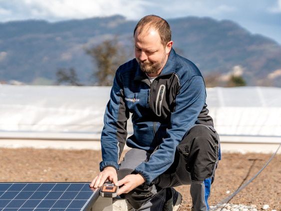 Eine sorgfältig montierte Photovoltaik-Anlage mit regional zugelassenen Komponenten garantiert Langlebigkeit und Effizienz. Eine sorgfältig montierte Photovoltaik-Anlage mit regional zugelassenen Komponenten garantiert Langlebigkeit und Effizienz.
