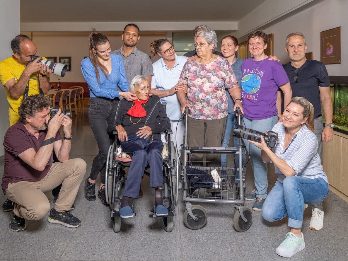 Der Erste Fotoclub Lustenau lichtete am Sonntagnachmittag die Bewohnerinnen und Bewohner der Seniorenhaus Hasenfeld ab. Der Erste Fotoclub Lustenau lichtete am Sonntagnachmittag die Bewohnerinnen und Bewohner der Seniorenhaus Hasenfeld ab.
