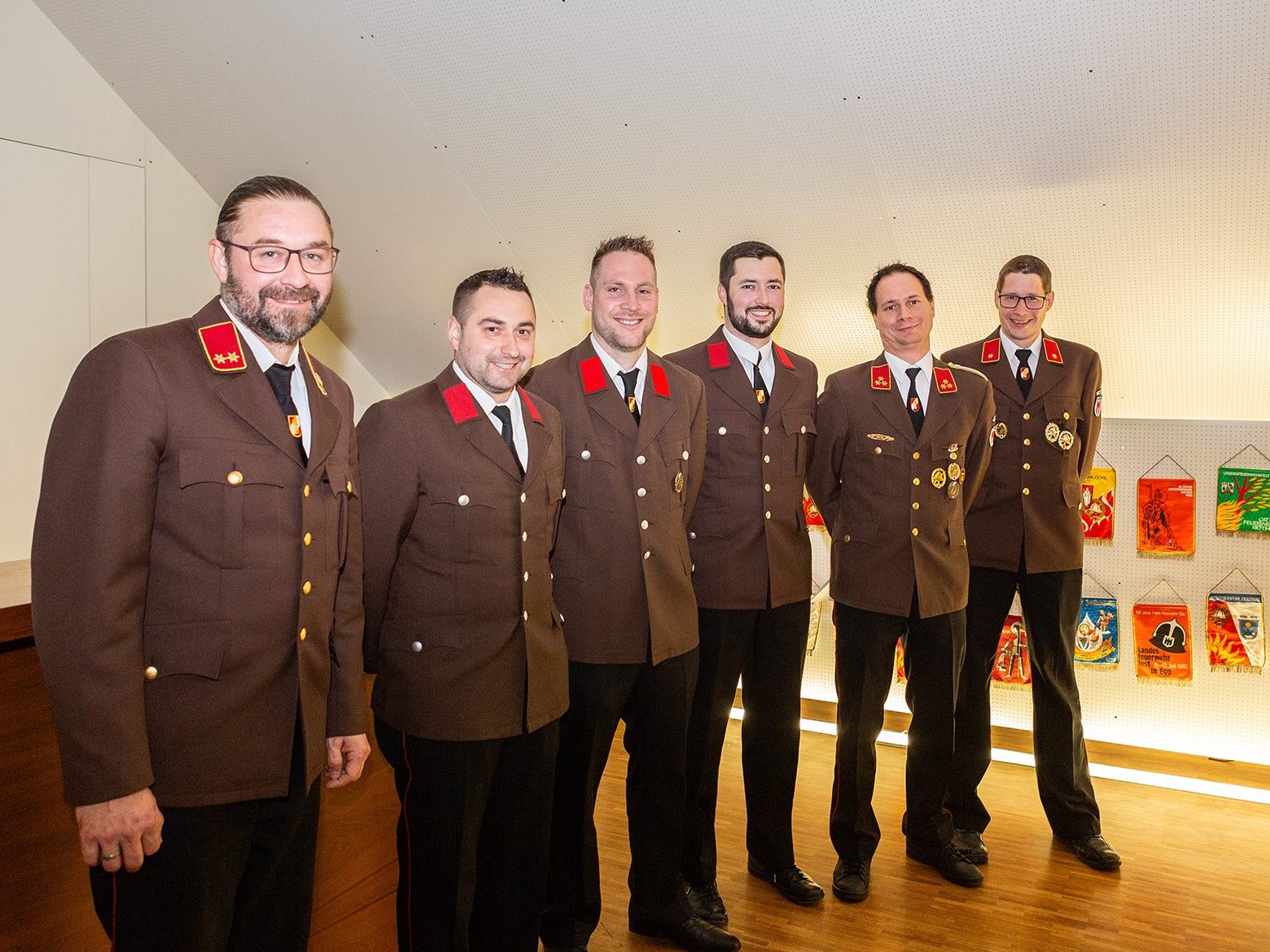Kommandant-Stellvertreter Simon Jenny, die angelobten Feuerwehrmänner Tobias Keckeis, Bernd Schimpelsberger, Florian Völker sowie Kommandant Reinhard Morscher und Roman Ludescher.