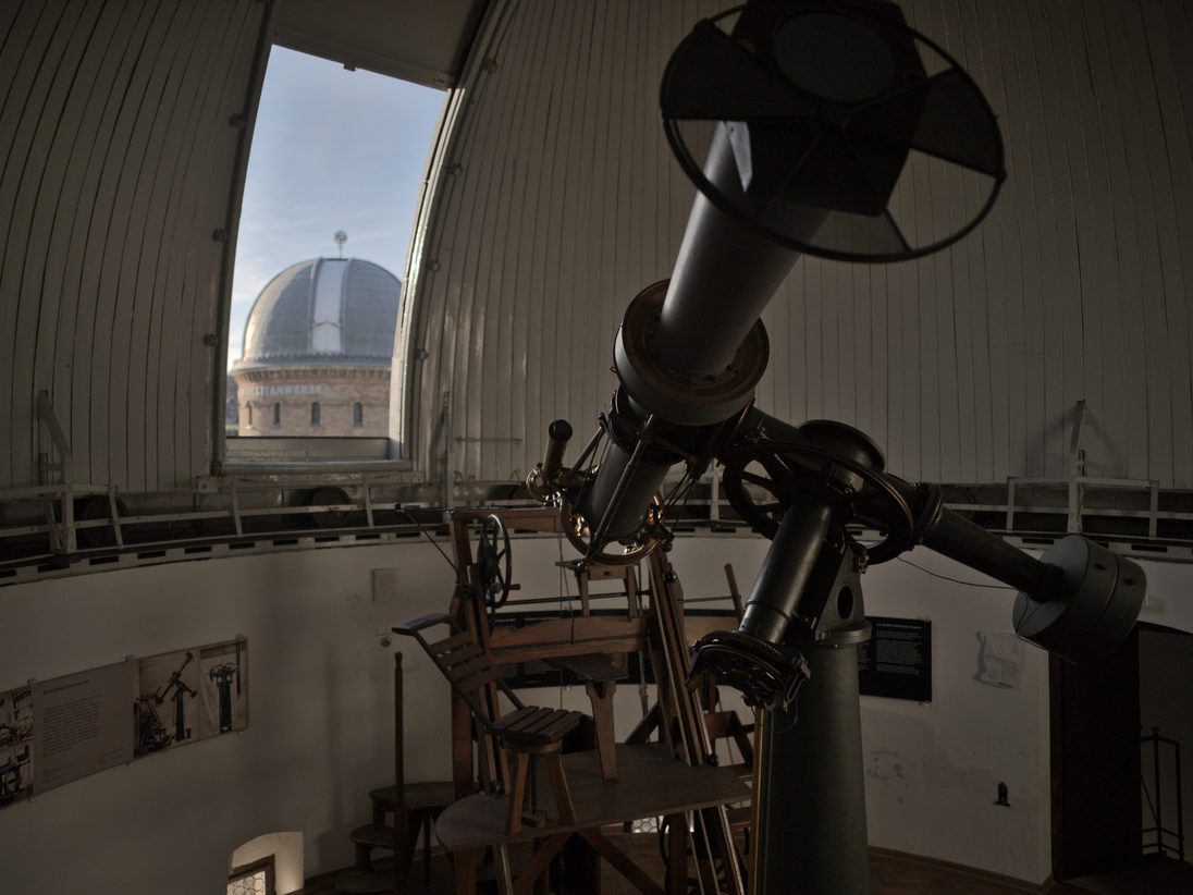 Das Heliometer der Kuffner-Sternwarte vor der Refraktorkuppel.