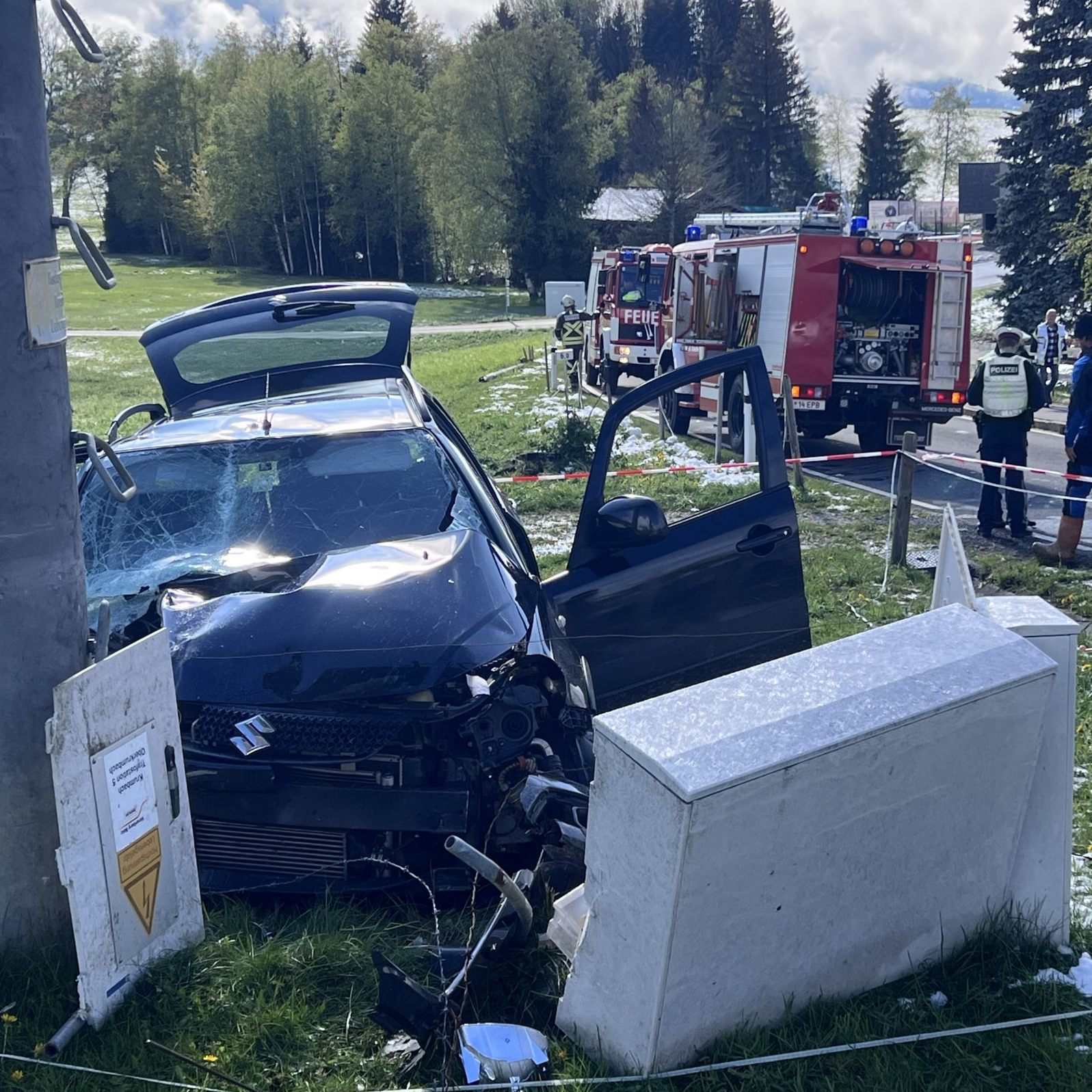 Der Pkw krachte frontal gegen den Strommasten.