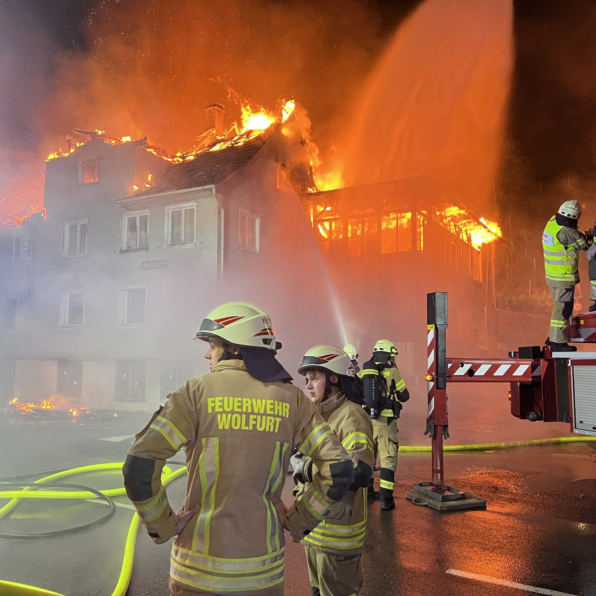 Ein Mehrfamilienhaus steht in Flammen