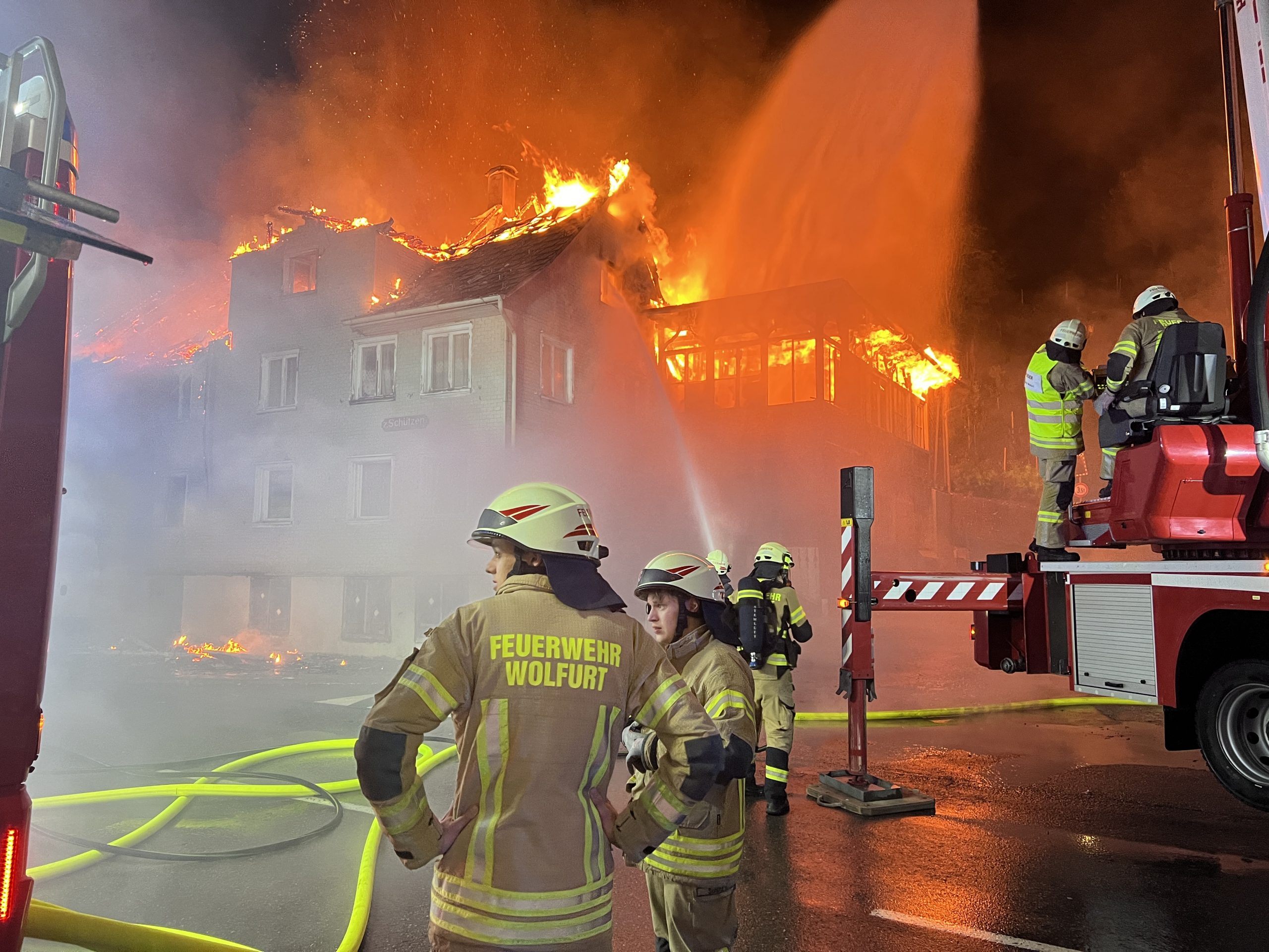 Ein Mehrfamilienhaus steht in Flammen