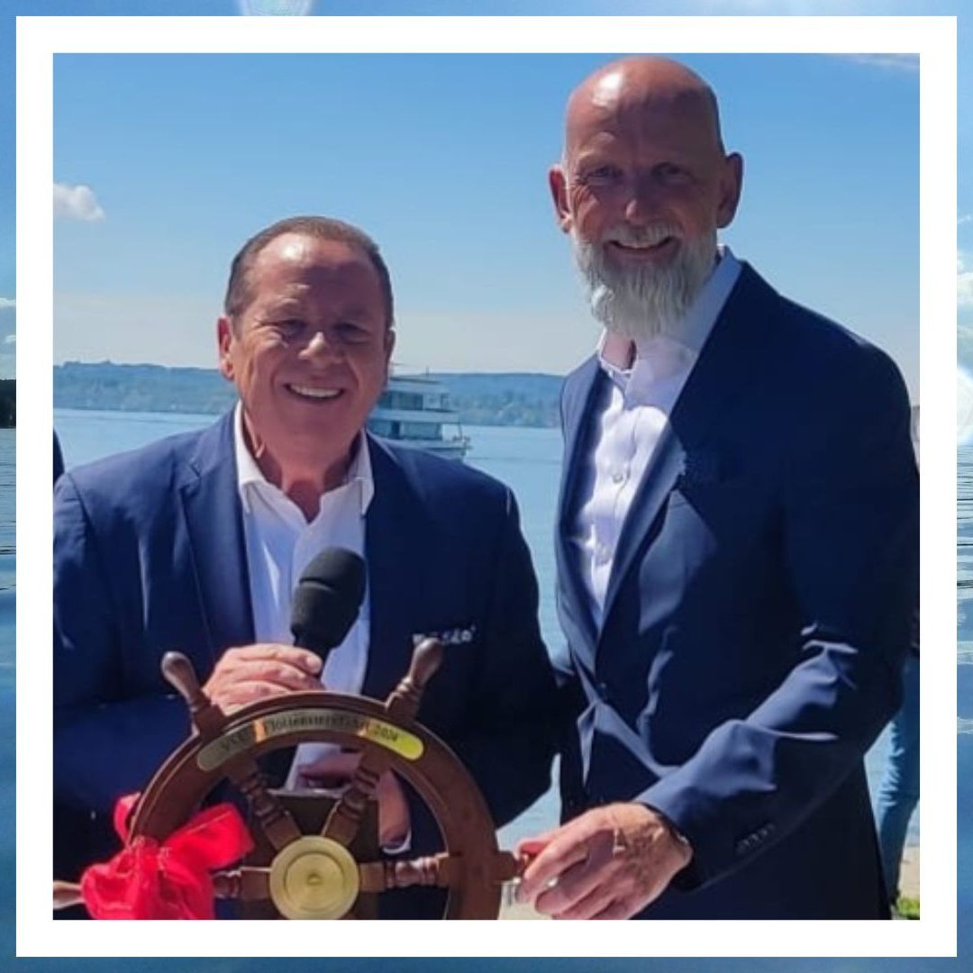 Roberto Kalin bei der Flottensternfahrt 2024 in Meersburg, mit dem Vorstand der Vereinigten Schifffahrtsunternehmen am Bodensee Dr. Norbert Reuter