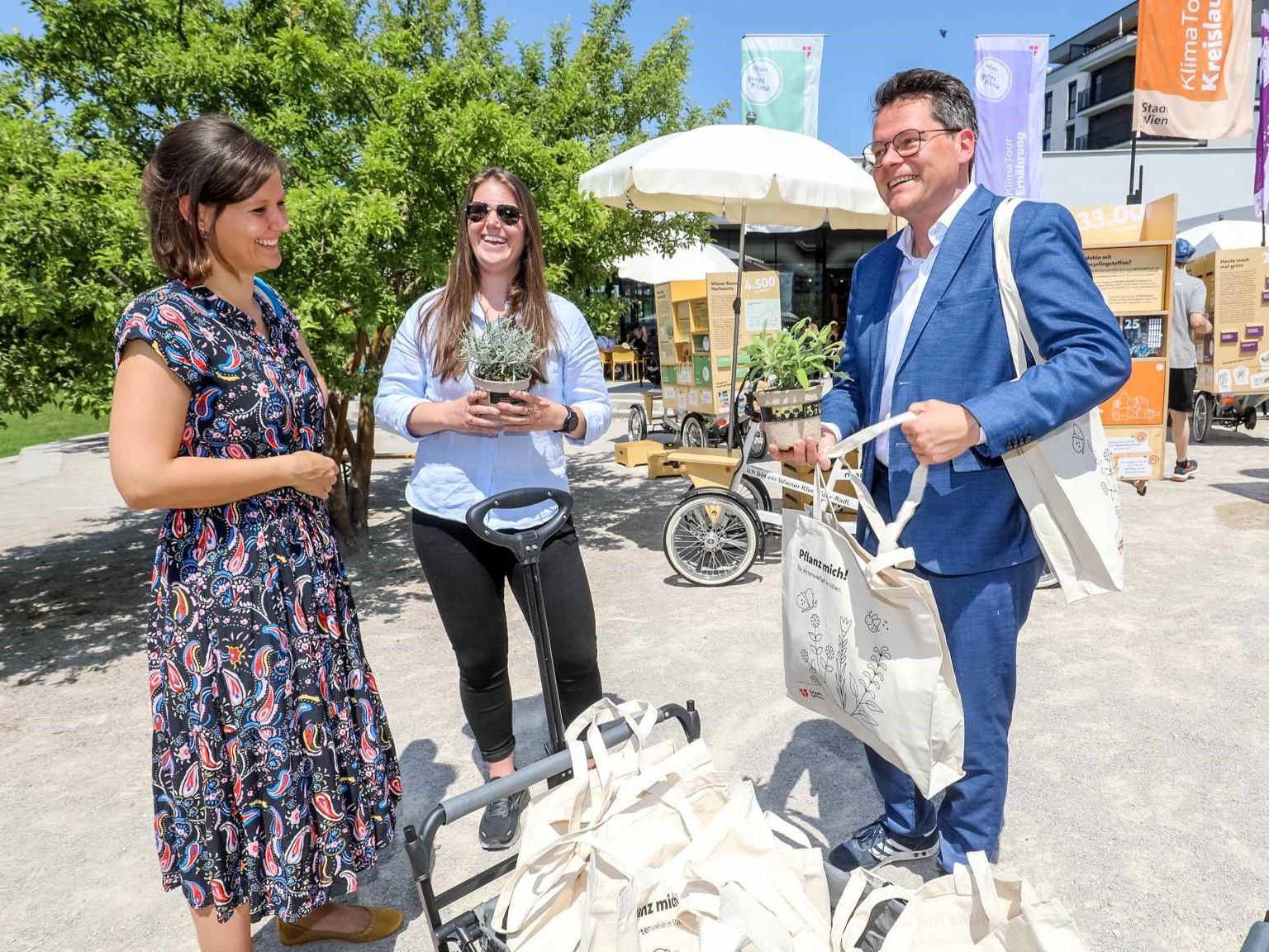 Klimastadtrat Jürgen Czernohorszky bei der Pflanzenverteilaktion der letztjährigen Klima-Tour. Klimastadtrat Jürgen Czernohorszky bei der Pflanzenverteilaktion der letztjährigen Klima-Tour.