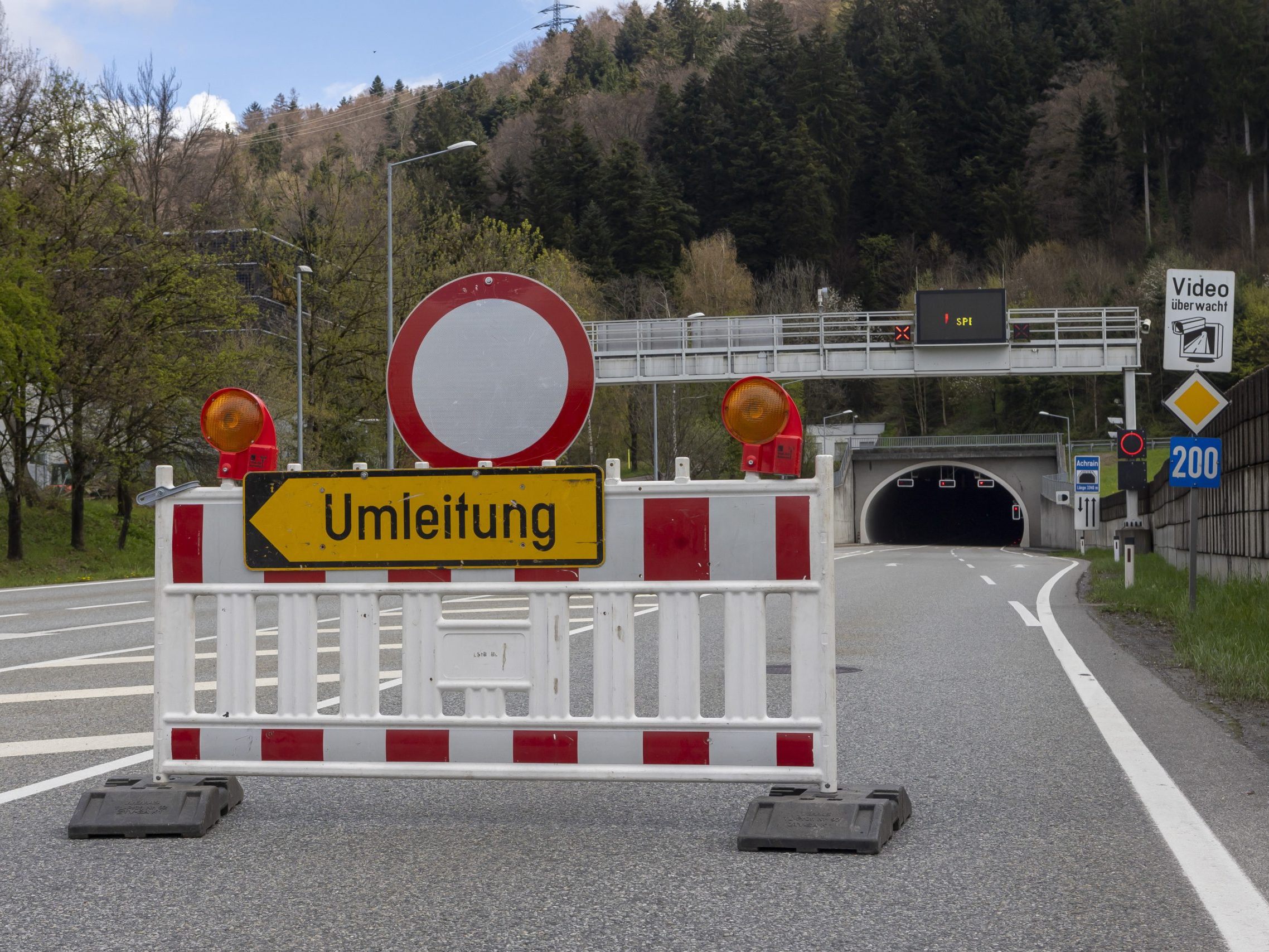 Im April muss der Achraintunnel für mehrere Nächte gesperrt werden. Im April muss der Achraintunnel für mehrere Nächte gesperrt werden.