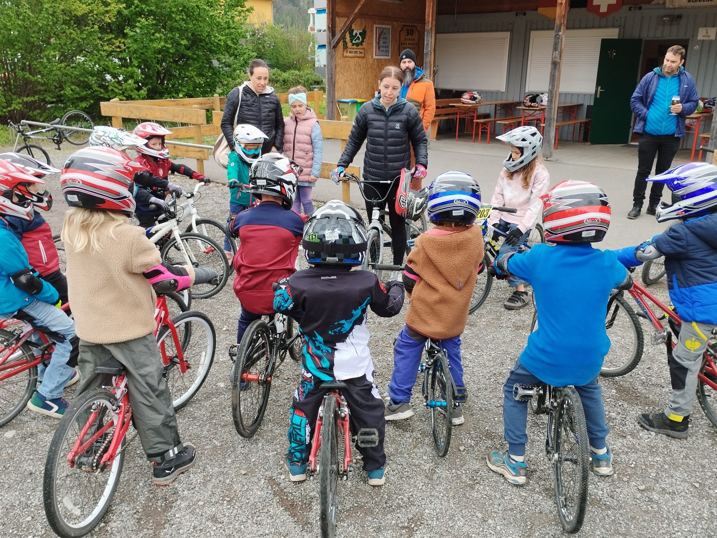 Aufmerksam folgen die Kinder den Einführungen von Übungsleiterin Hannah Muther