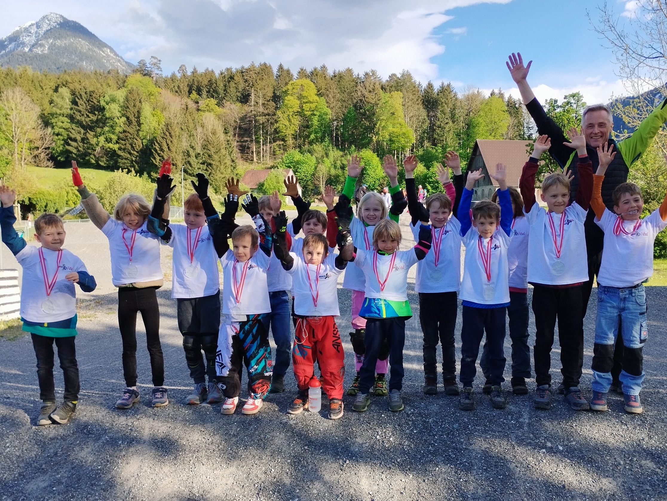 Die Kids mit dem Sportlichen Leiter Harald Muther