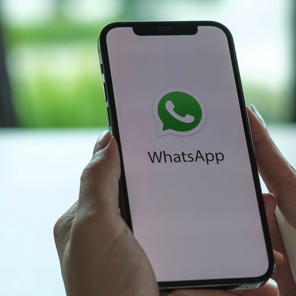 WhatsApp entschied sich laut eigenen Angaben für die Farbe Grün für Anzeigen in der App, um sie mit ihrer Markenfarbe zu verknüpfen.