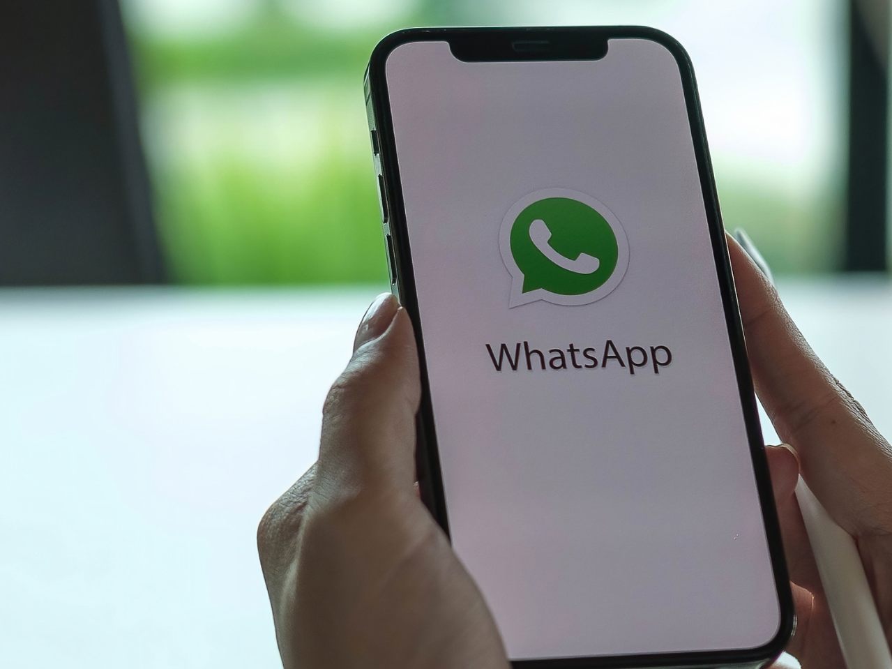 WhatsApp entschied sich laut eigenen Angaben für die Farbe Grün für Anzeigen in der App, um sie mit ihrer Markenfarbe zu verknüpfen.