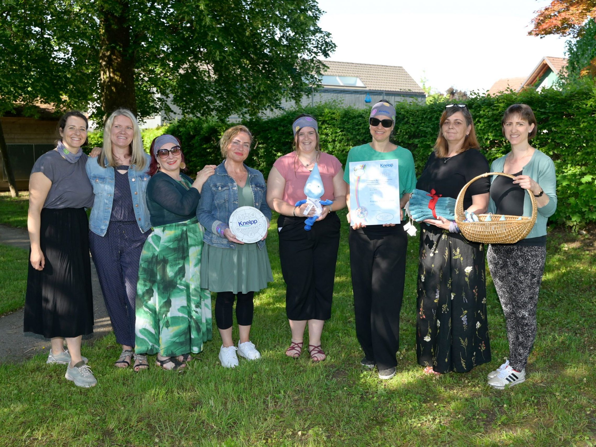 Die Pädagoginnen Yasemin Müller, Doris Erhart, Beate Köchle, Hülya Iseri, Jasmin Derigo, Silvia Hartmann, Monika Müller und Melanie Mantsch sind stolz auf ihre Kneipp-Zertifizierung. Die Pädagoginnen Yasemin Müller, Doris Erhart, Beate Köchle, Hülya Iseri, Jasmin Derigo, Silvia Hartmann, Monika Müller und Melanie Mantsch sind stolz auf ihre Kneipp-Zertifizierung.