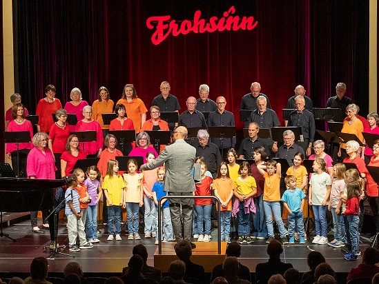 Frohsinn Nofels samt seinem Kinderchor.