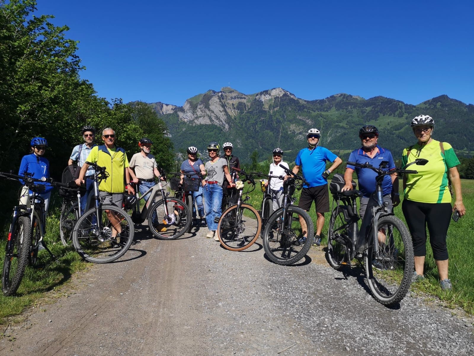 Fotostopp bei Kaiserwetter - im Hintergrund der "Hohe Kasten"