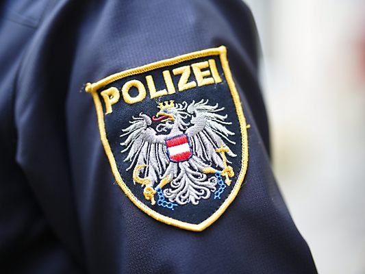 Die Polizei in Kufstein sucht nach vier oder fünf Männern