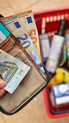 Menschen in Europa sorgen sich wegen der Inflation.