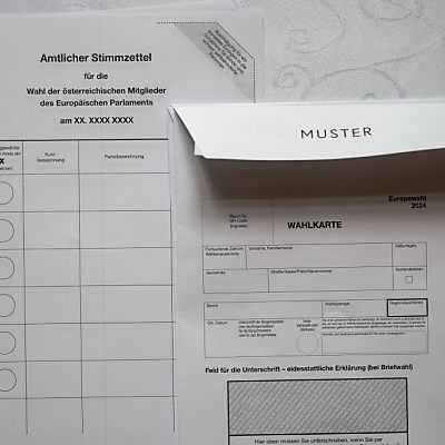 Muster eines amtlichen Stimmzettels und einer Wahlkarte.