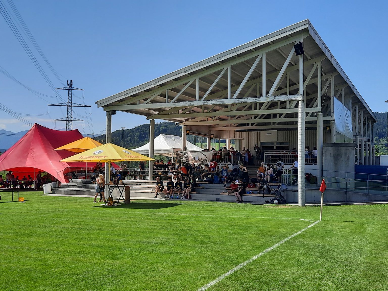 Spieltagsponsor Schöchs Meathouse Nofels präsentiert das große Kindergartenspiel und das Spiel der Kampfmannschaft in der Sattaaser Au. Spieltagsponsor Schöchs Meathouse Nofels präsentiert das große Kindergartenspiel und das Spiel der Kampfmannschaft in der Sattaaser Au.