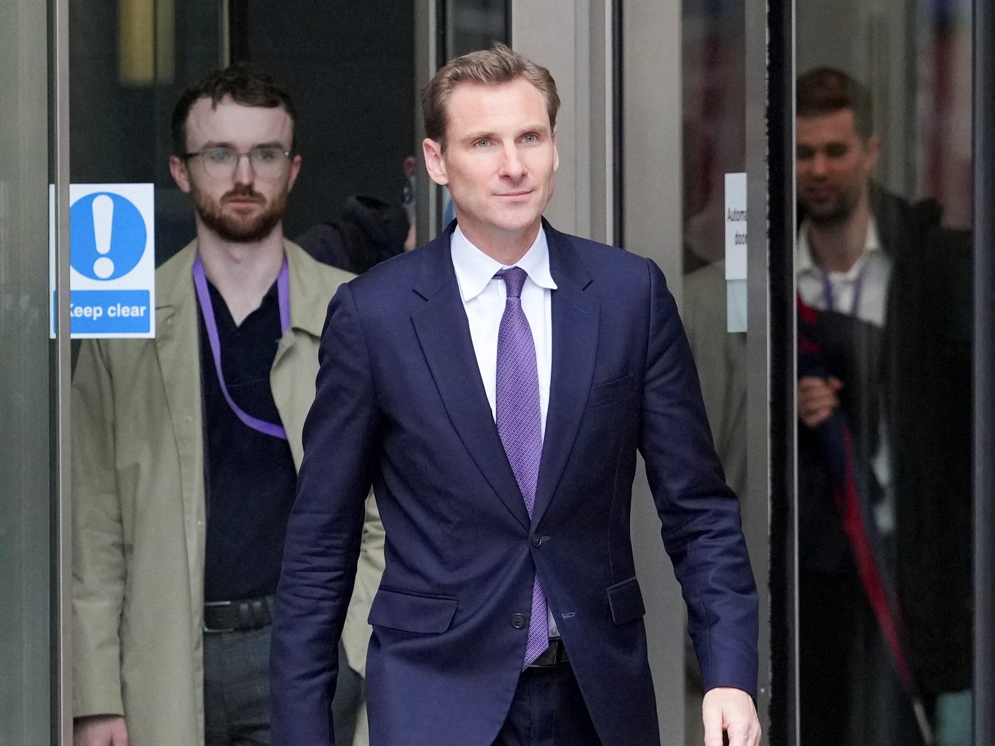 Chris Philp, britischer Polizeiminister, verlässt nach seinem Auftritt in der Sendung 'Sunday with Laura Kuenssberg' am 28. April 2024 das BBC Broadcasting House in London. Chris Philp, britischer Polizeiminister, verlässt nach seinem Auftritt in der Sendung 'Sunday with Laura Kuenssberg' am 28. April 2024 das BBC Broadcasting House in London.