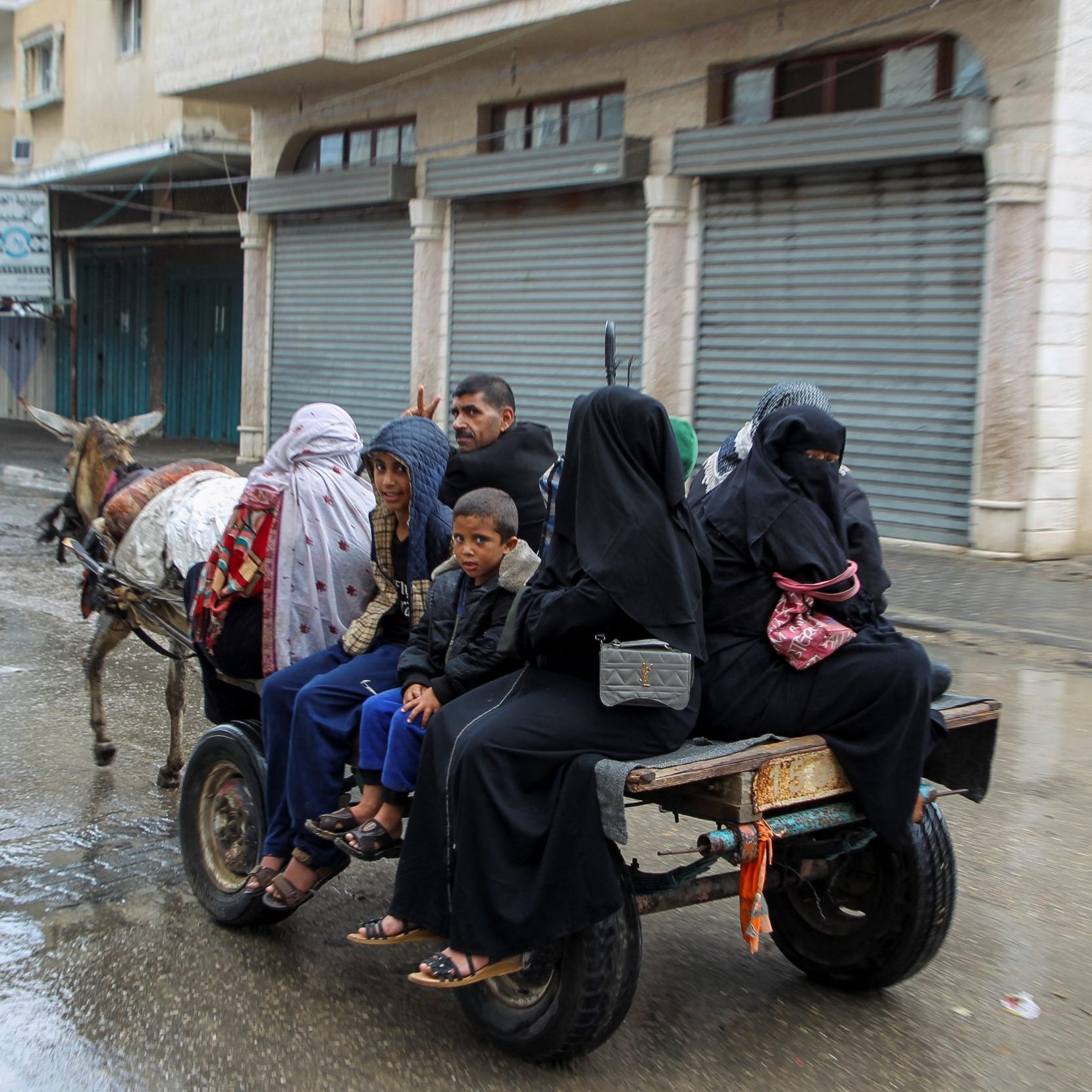 Zivilisten verlassen Rafah.