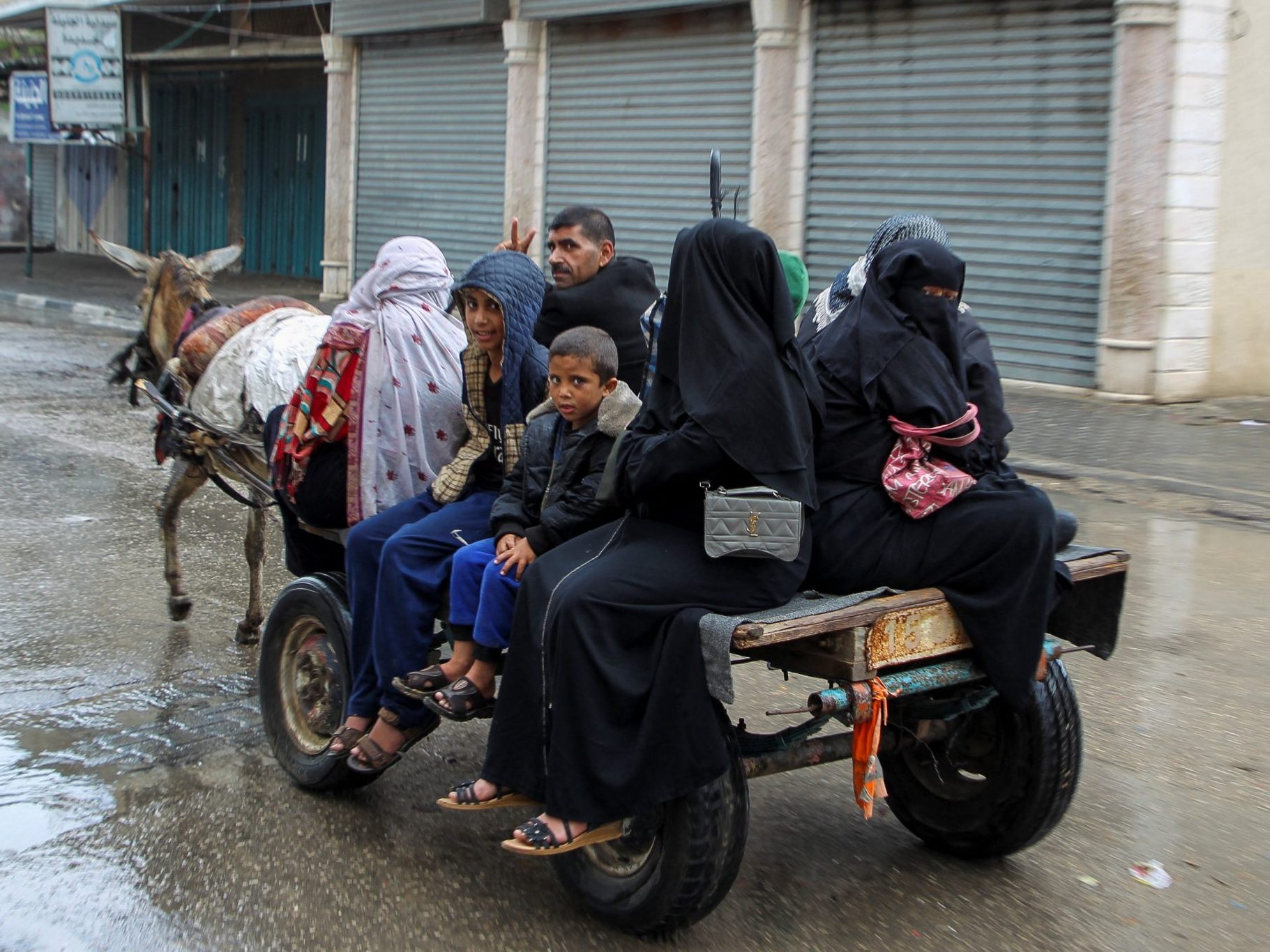 Zivilisten verlassen Rafah.