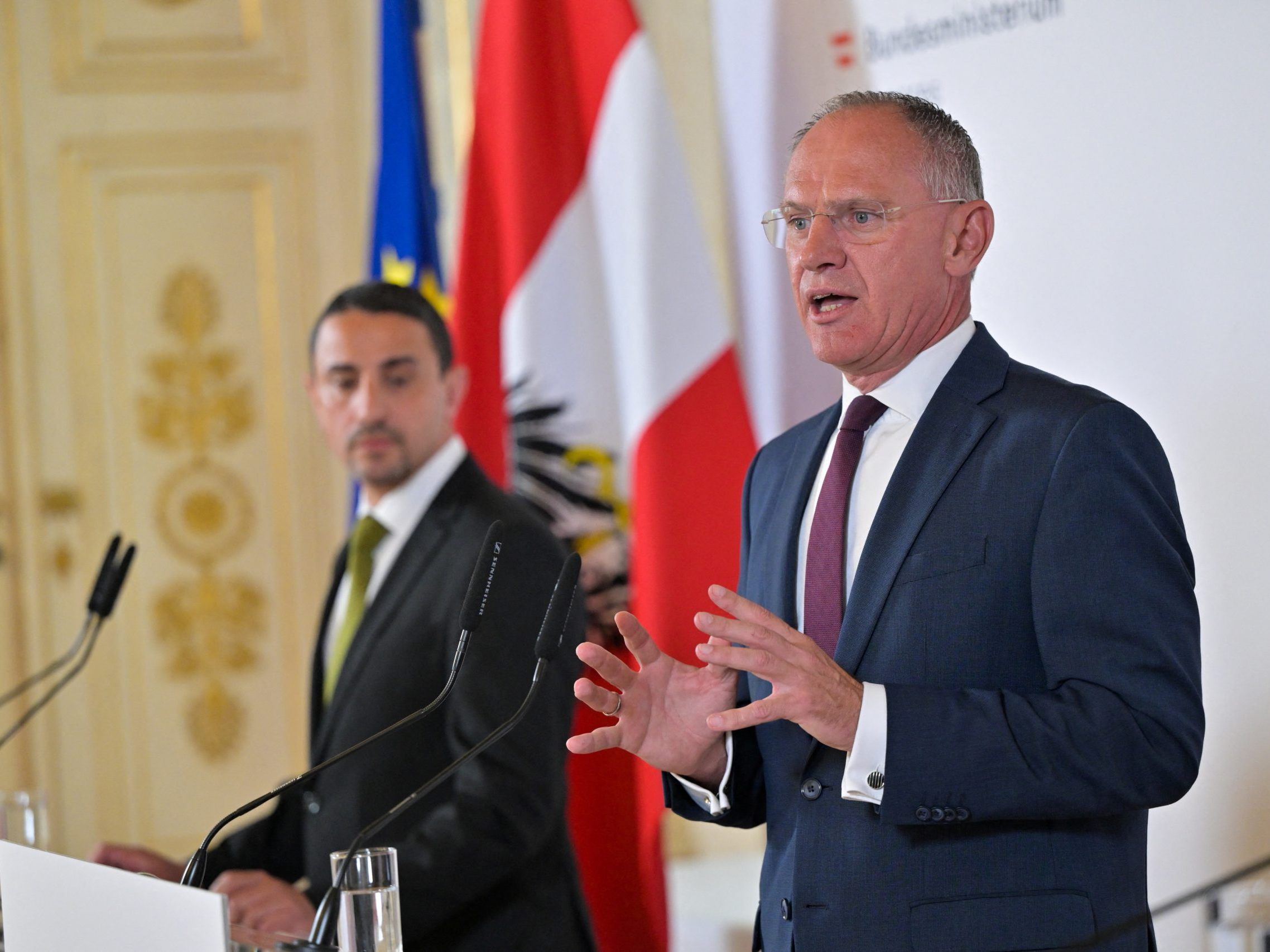 Rechts- und Linksextremismus sind für den Staatsschutz eine große Herausforderung. Rechts- und Linksextremismus sind für den Staatsschutz eine große Herausforderung.