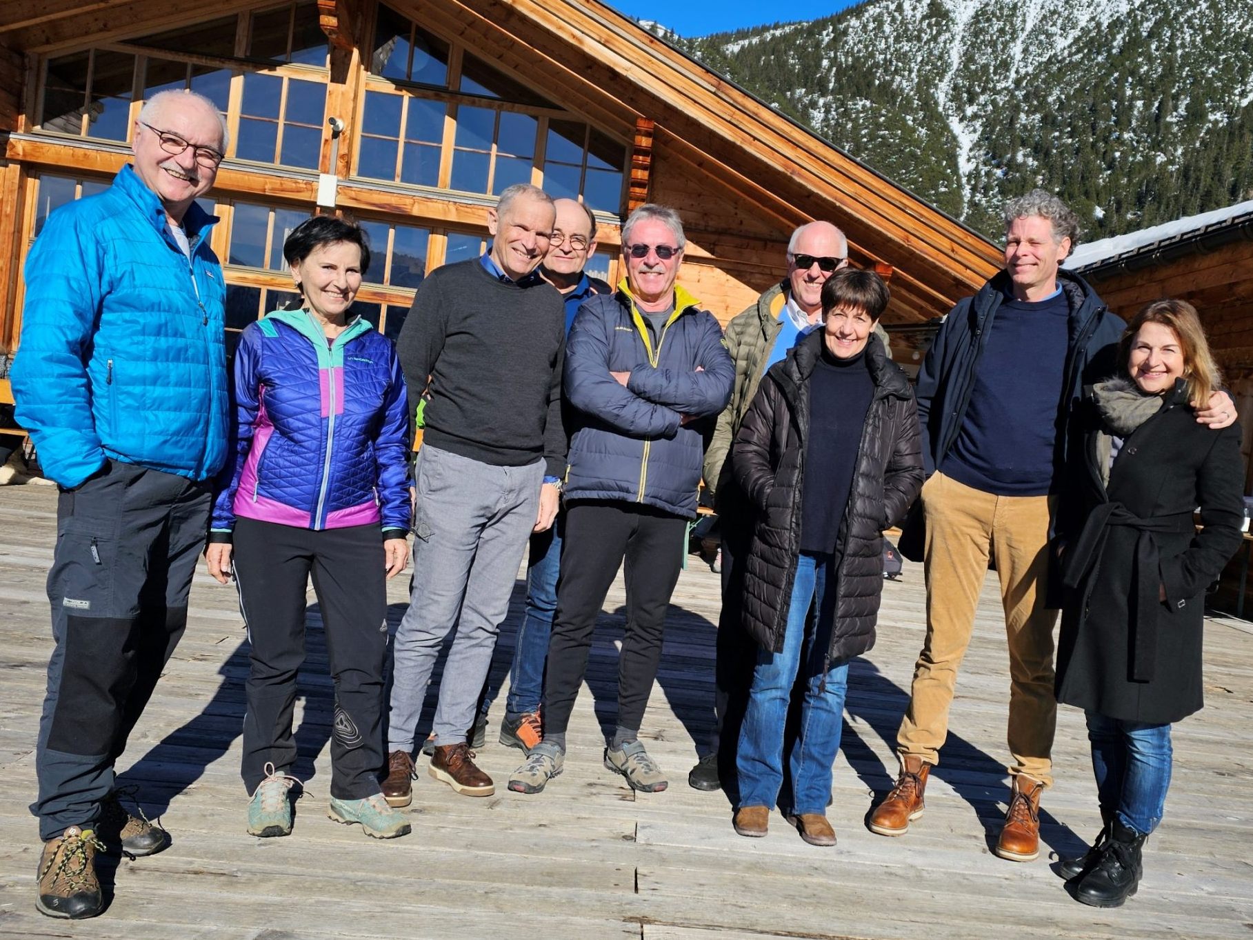 Das Jubiläums-Organisationsteam rund um Dr. Bruno Dressel (Bildmitte) hat ein "Fest am Berg" organisiert. Das Jubiläums-Organisationsteam rund um Dr. Bruno Dressel (Bildmitte) hat ein "Fest am Berg" organisiert.