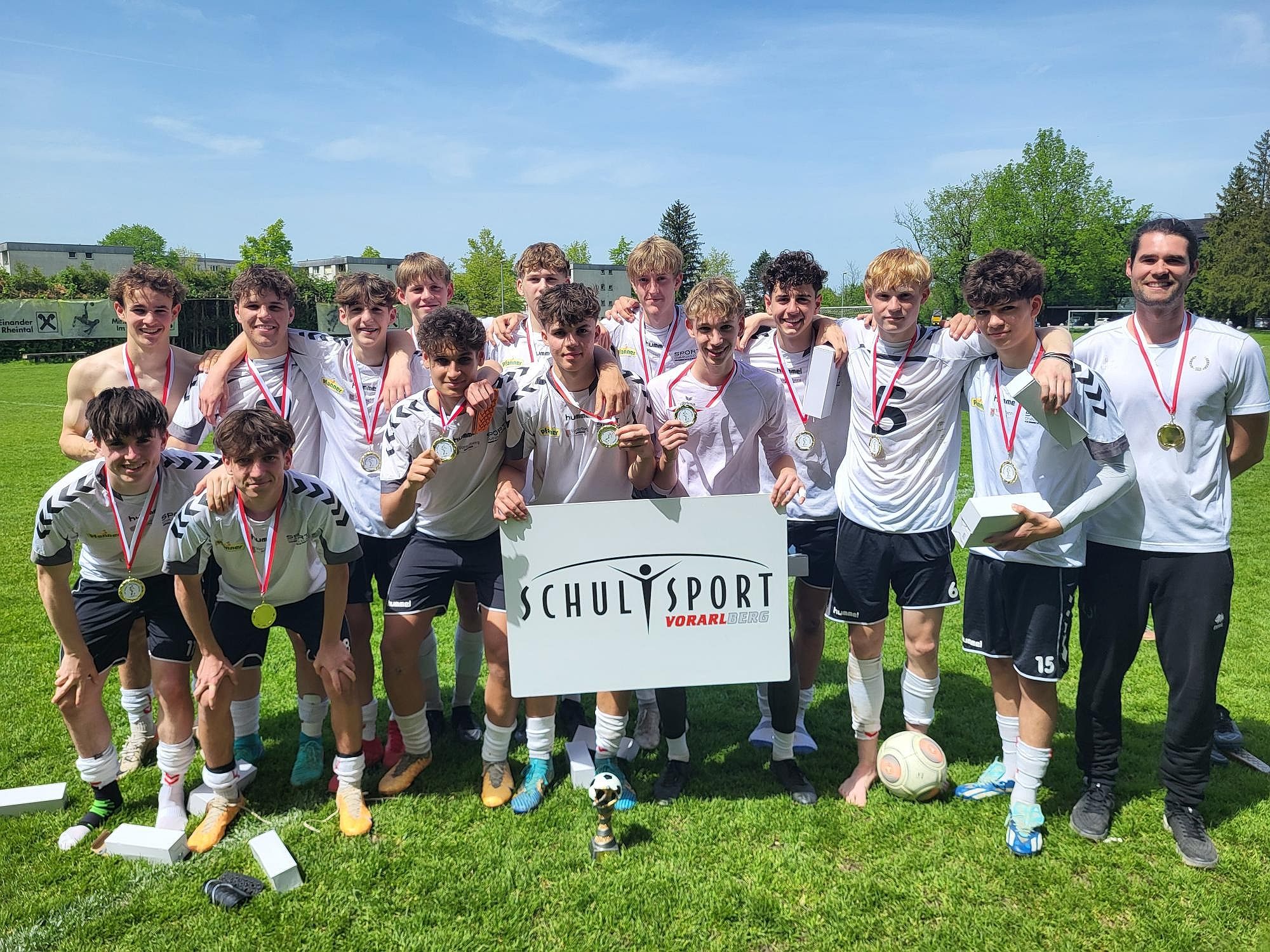 Das Sportgymnasium feierte die erfolgreiche Titelverteidigung und darf nun im Juni zu den Bundesmeisterschaften im Oberstufen-Fußball fahren. Das Sportgymnasium feierte die erfolgreiche Titelverteidigung und darf nun im Juni zu den Bundesmeisterschaften im Oberstufen-Fußball fahren.
