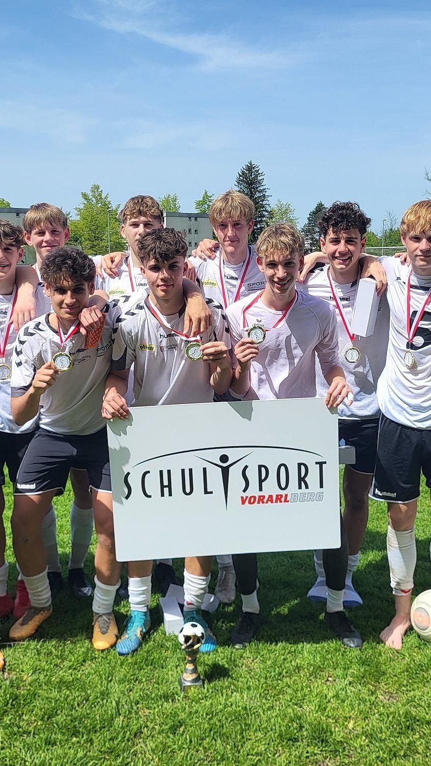Das Sportgymnasium feierte die erfolgreiche Titelverteidigung und darf nun im Juni zu den Bundesmeisterschaften im Oberstufen-Fußball fahren.