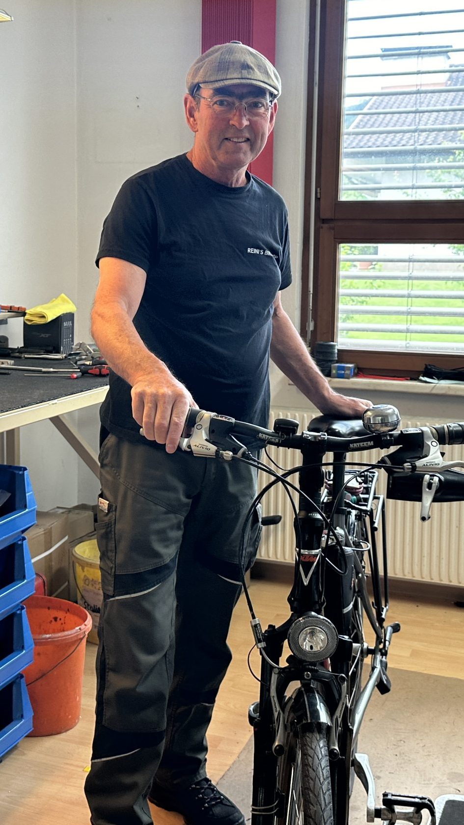 Reini Hämmerle macht alte Fahrräder wieder fit.