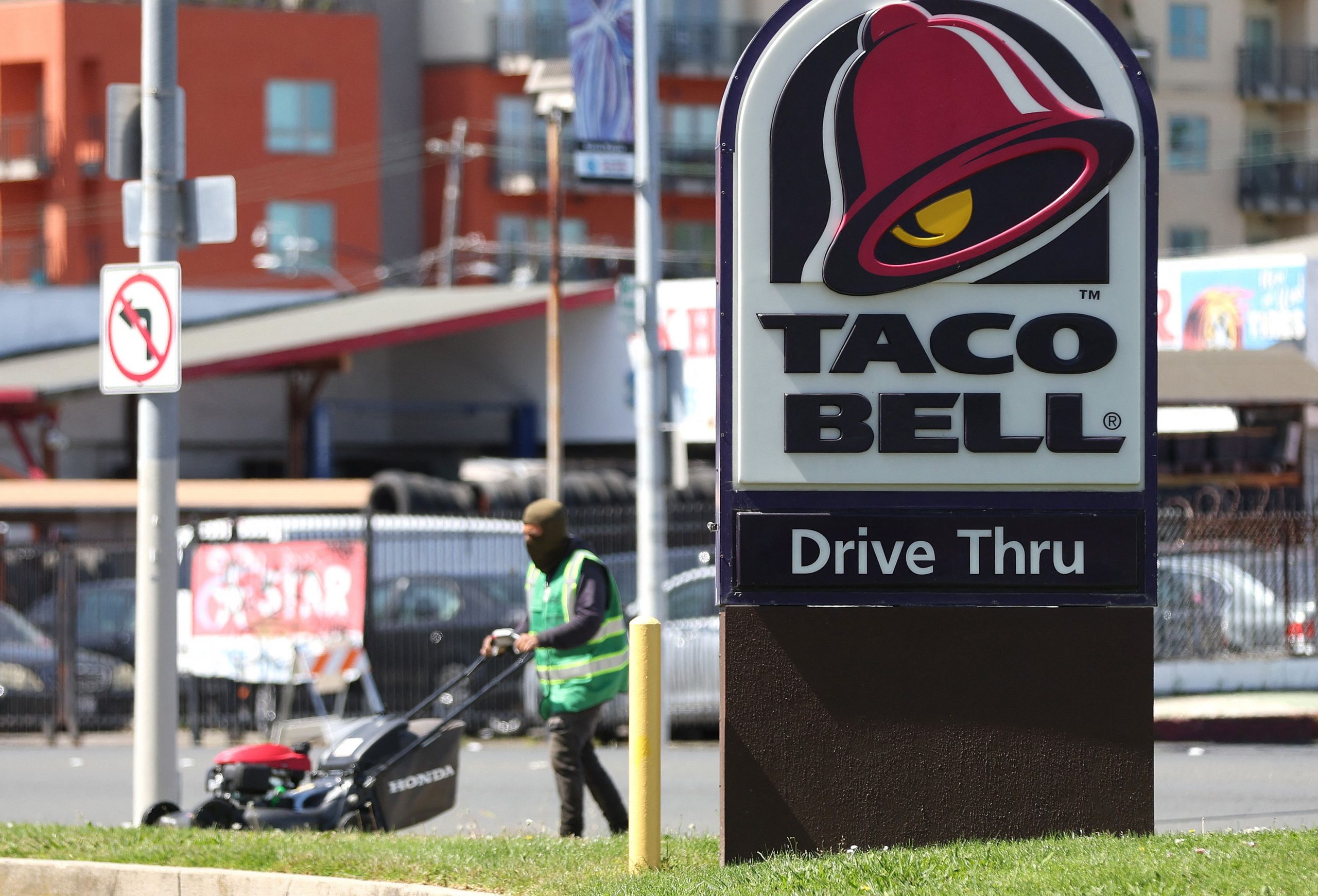 Vor einem Taco Bell in Richmond steht am 1. Mai 2024 ein Schild. Yum Brands aus Louisville berichtet von einem Quartalsumsatz von 1,6 Milliarden Dollar Vor einem Taco Bell in Richmond steht am 1. Mai 2024 ein Schild. Yum Brands aus Louisville berichtet von einem Quartalsumsatz von 1,6 Milliarden Dollar