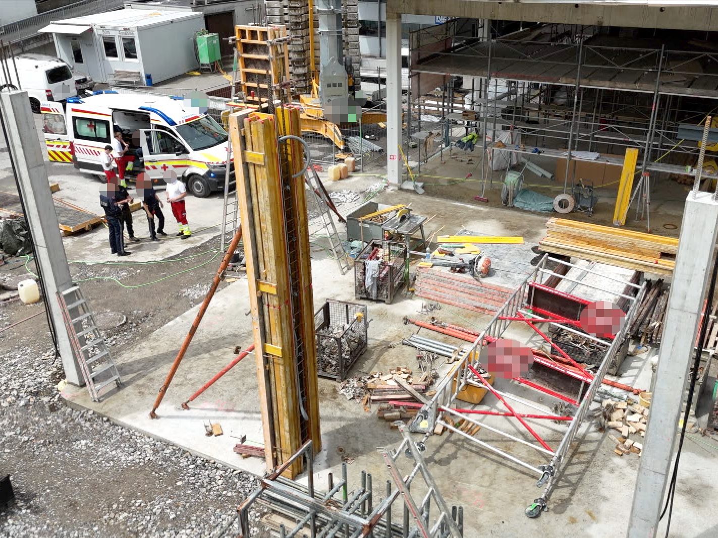 Mann bei Arbeitsunfall verletzt. Mann bei Arbeitsunfall verletzt.