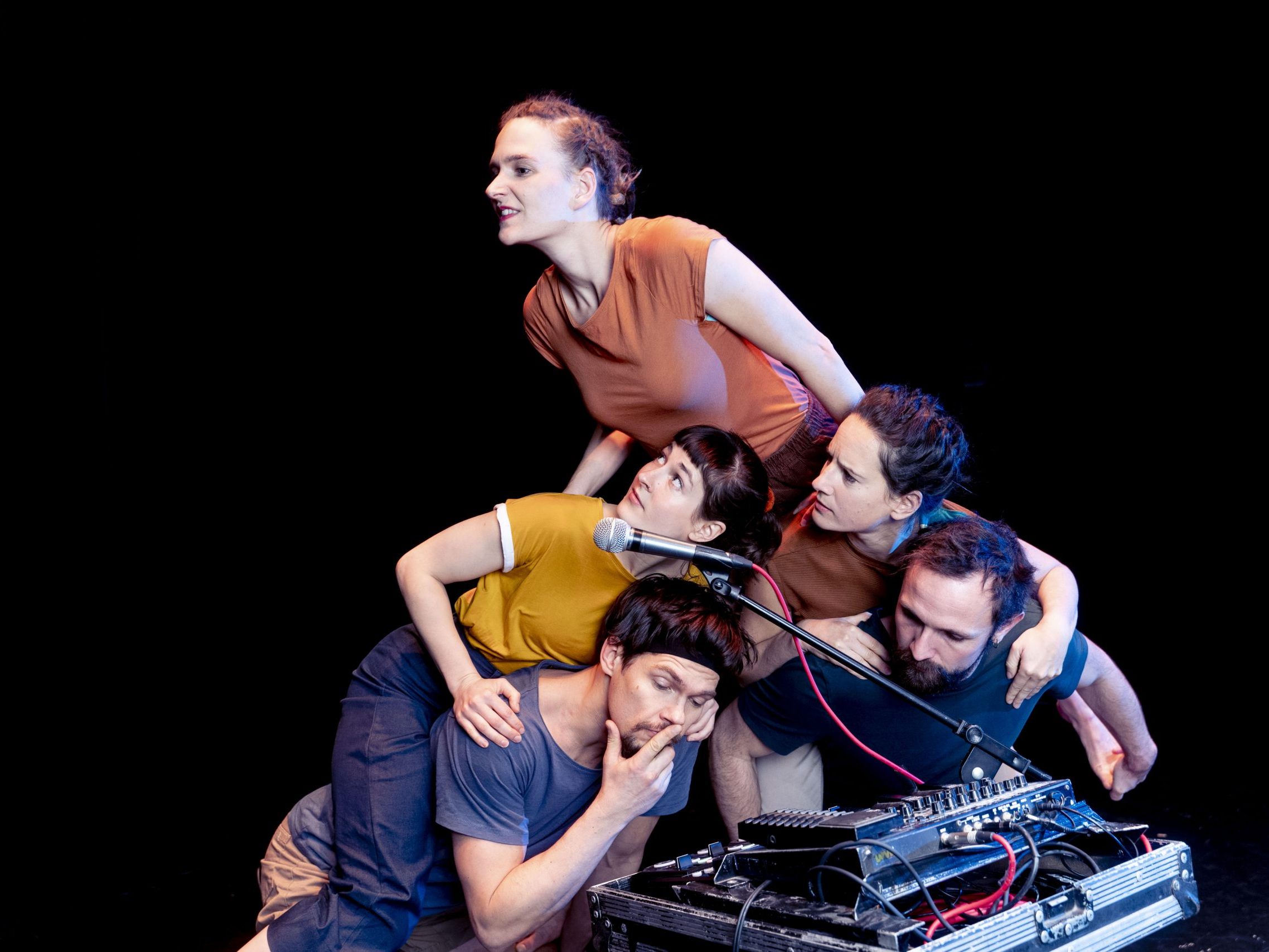 Akrobatik, zeitgenössischer Circus und Tanz (i.B. Foley) stehen in dieser Woche im Freudenhaus und am Bahnhof Dornbirn im Mittelpunkt. Akrobatik, zeitgenössischer Circus und Tanz (i.B. Foley) stehen in dieser Woche im Freudenhaus und am Bahnhof Dornbirn im Mittelpunkt.