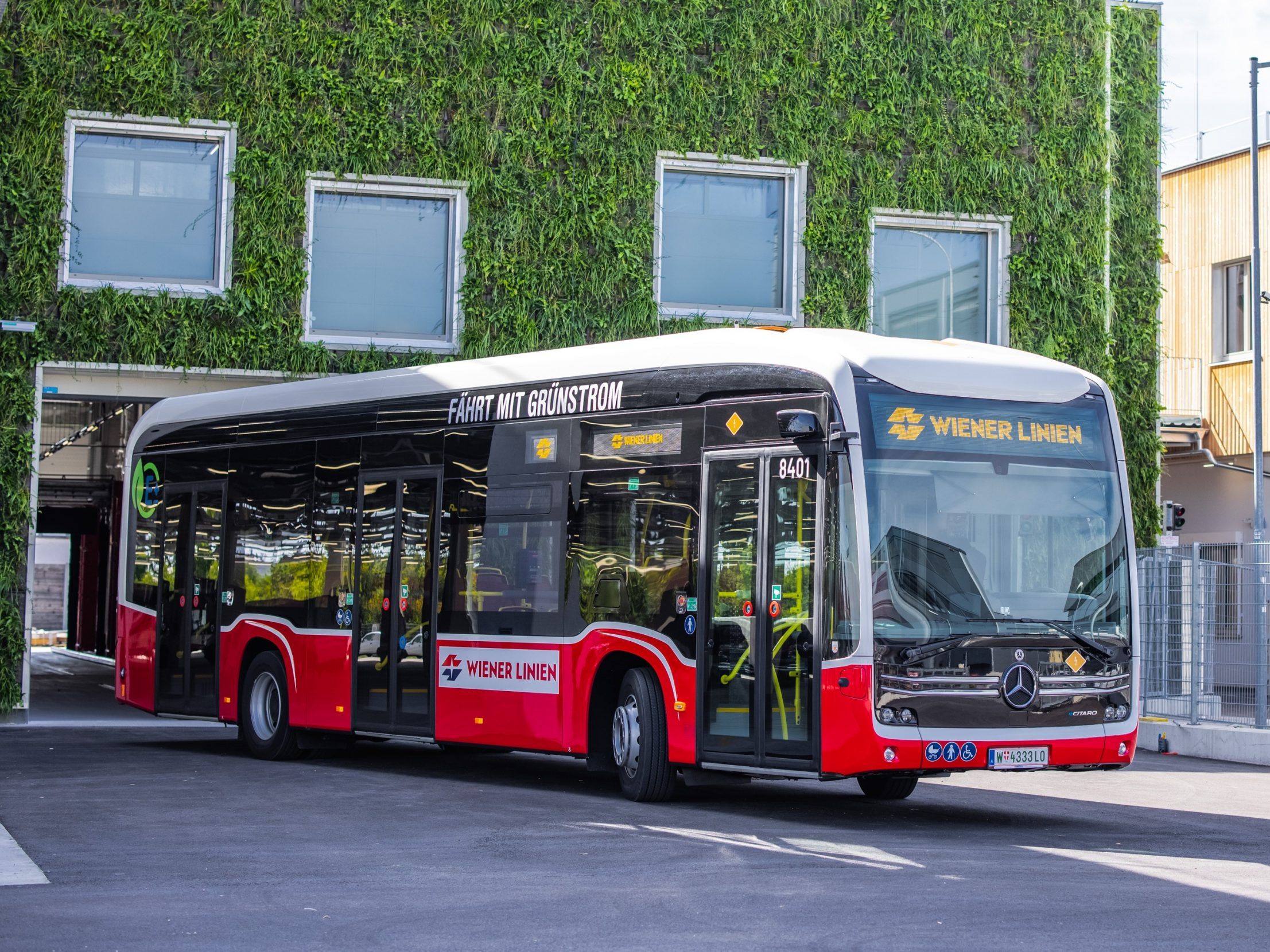 2) E-Bus im neuen Kompetenzzentrum für E-Mobilität der Wiener Linien in Siebenhirten.