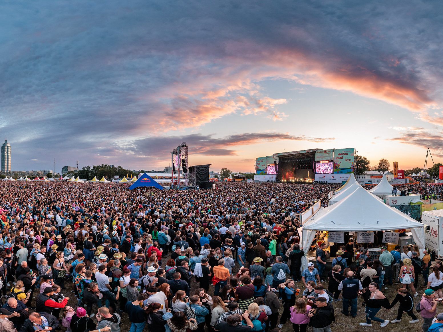 Das komplette Programm und Line-Up zum Wiener Donauinselfest 2024. Das komplette Programm und Line-Up zum Wiener Donauinselfest 2024.