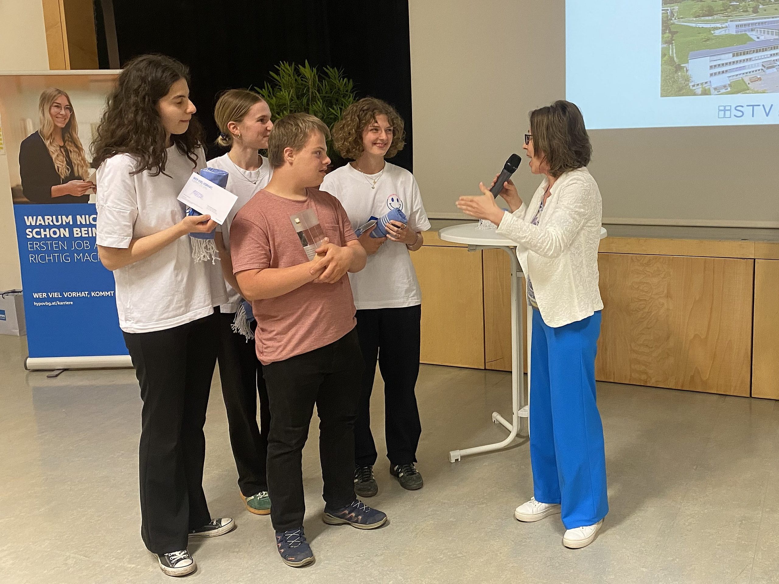 Zehra Duman, Emma Luna Peer und Emma und Marwin Baur freuten sich sehr über die Auszeichnung. Zehra Duman, Emma Luna Peer und Emma und Marwin Baur freuten sich sehr über die Auszeichnung.