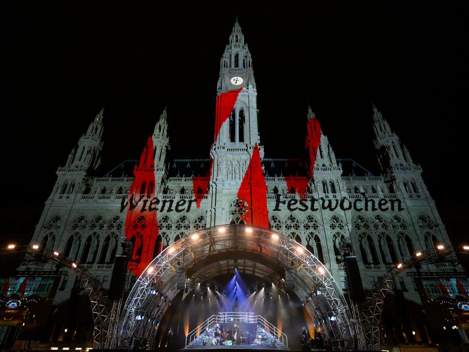 Die Wiener Festwochen starten mit dem Eröffnungsfest am Rathausplatz.