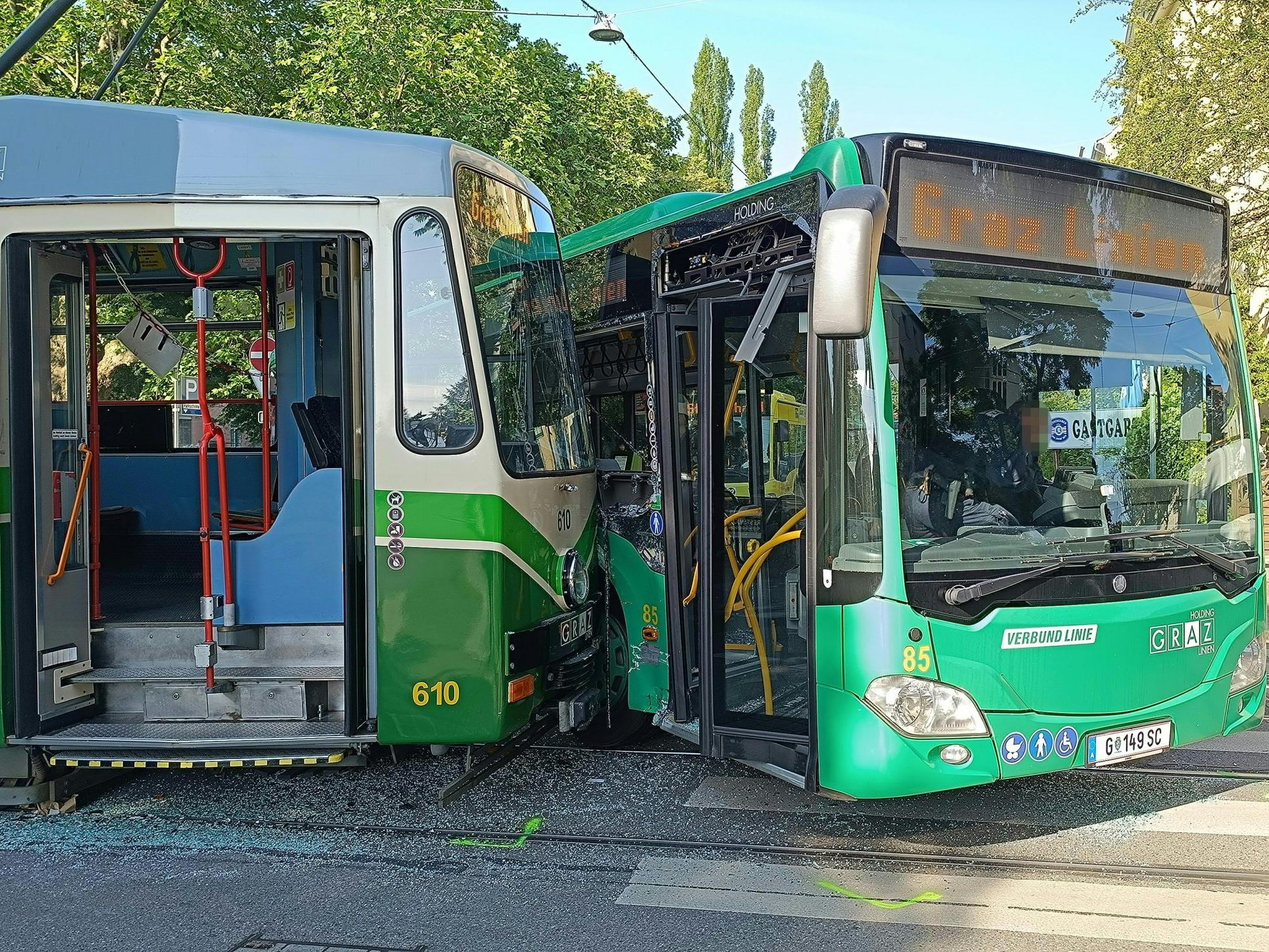 Eine Straßenbahn und ein Bus stießen in Graz zusammen. Eine Straßenbahn und ein Bus stießen in Graz zusammen.