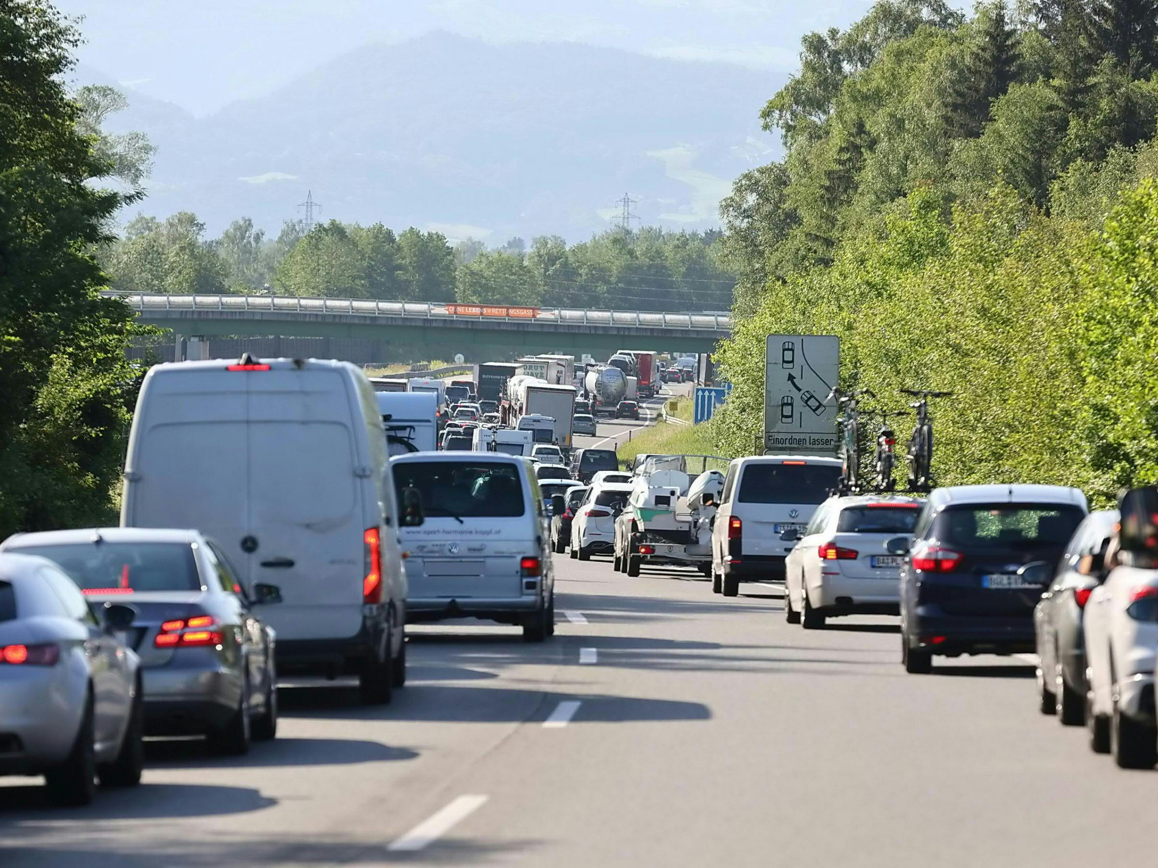 Der Urlauberschichtwechsel bringt erneut Staus.