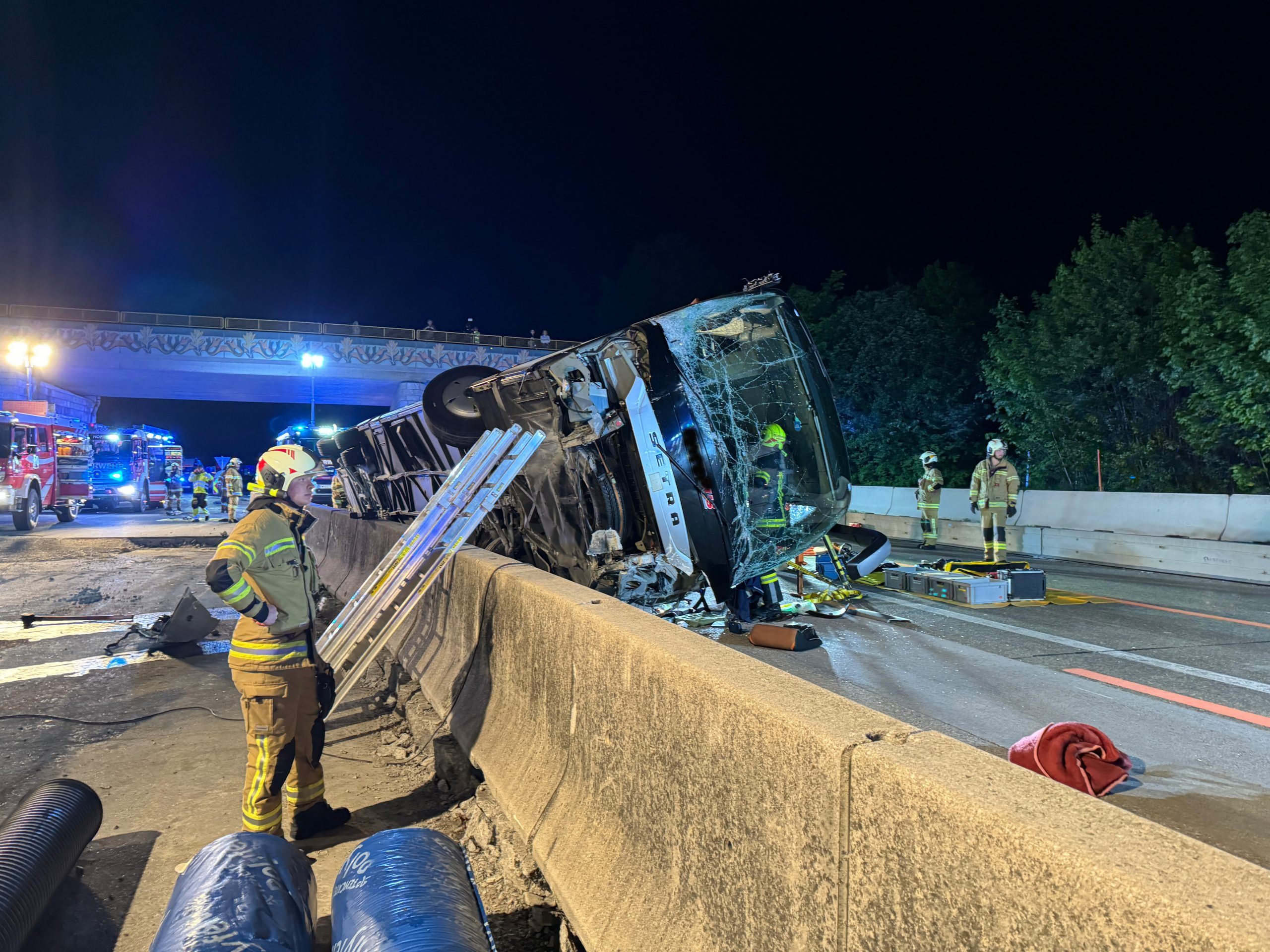 Der Reisebus kollidierte mit einer Betontrennwand.