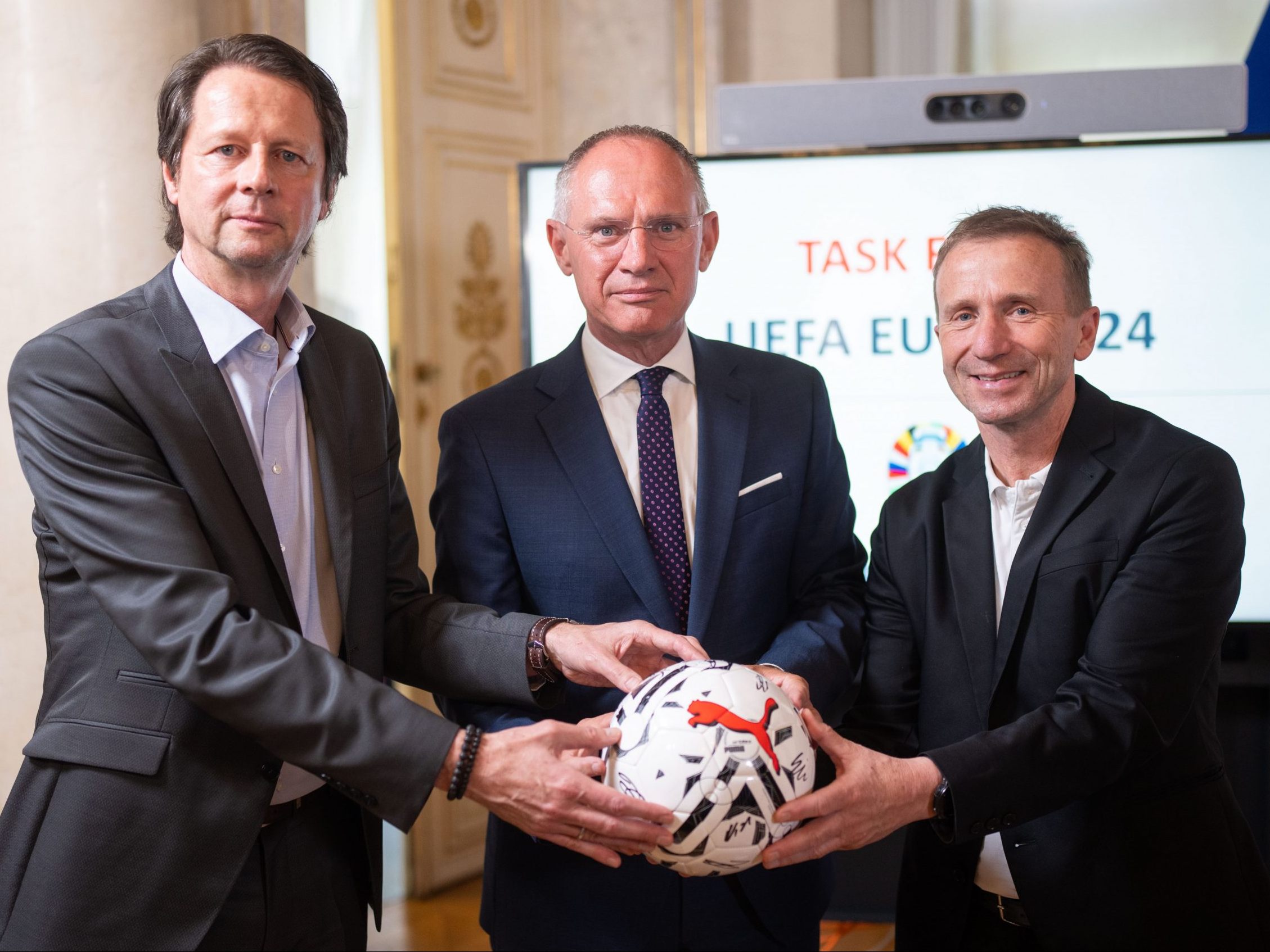 Karner kündigte den Einsatz heimischer Polizisten bei der EM an. Karner kündigte den Einsatz heimischer Polizisten bei der EM an.