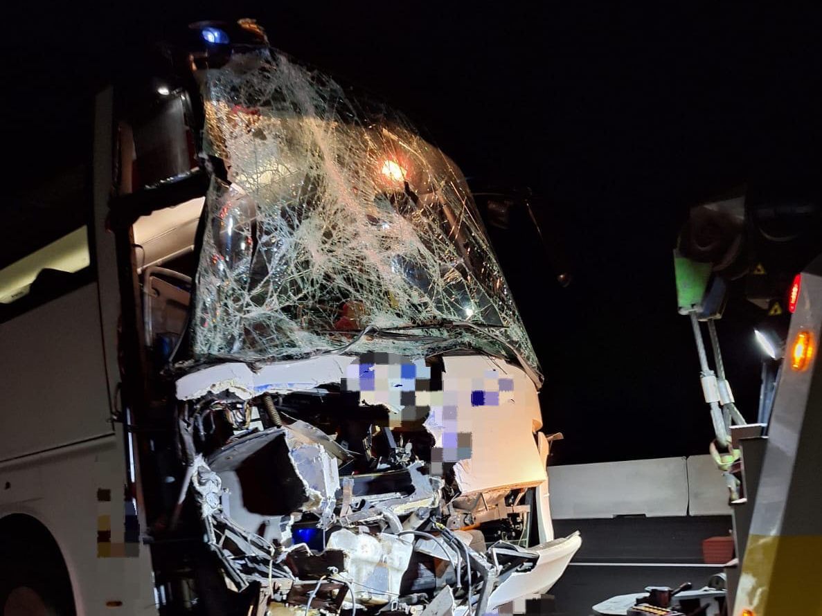Ein Reisebus fuhr auf der A2 auf einen Gefahrenguttransporter auf. Ein Reisebus fuhr auf der A2 auf einen Gefahrenguttransporter auf.