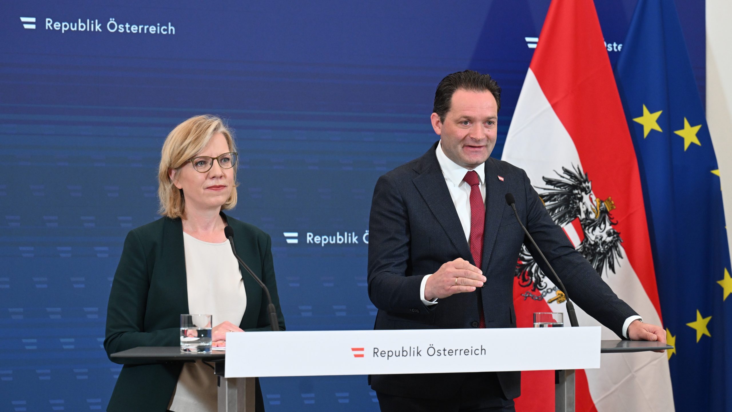 Umweltschutzministerin Leonore Gewessler (Grüne) und Landwirtschaftsminister Norbert Totschnig (ÖVP) während des Pressefoyers im Rahmen des Ministerrates Umweltschutzministerin Leonore Gewessler (Grüne) und Landwirtschaftsminister Norbert Totschnig (ÖVP) während des Pressefoyers im Rahmen des Ministerrates