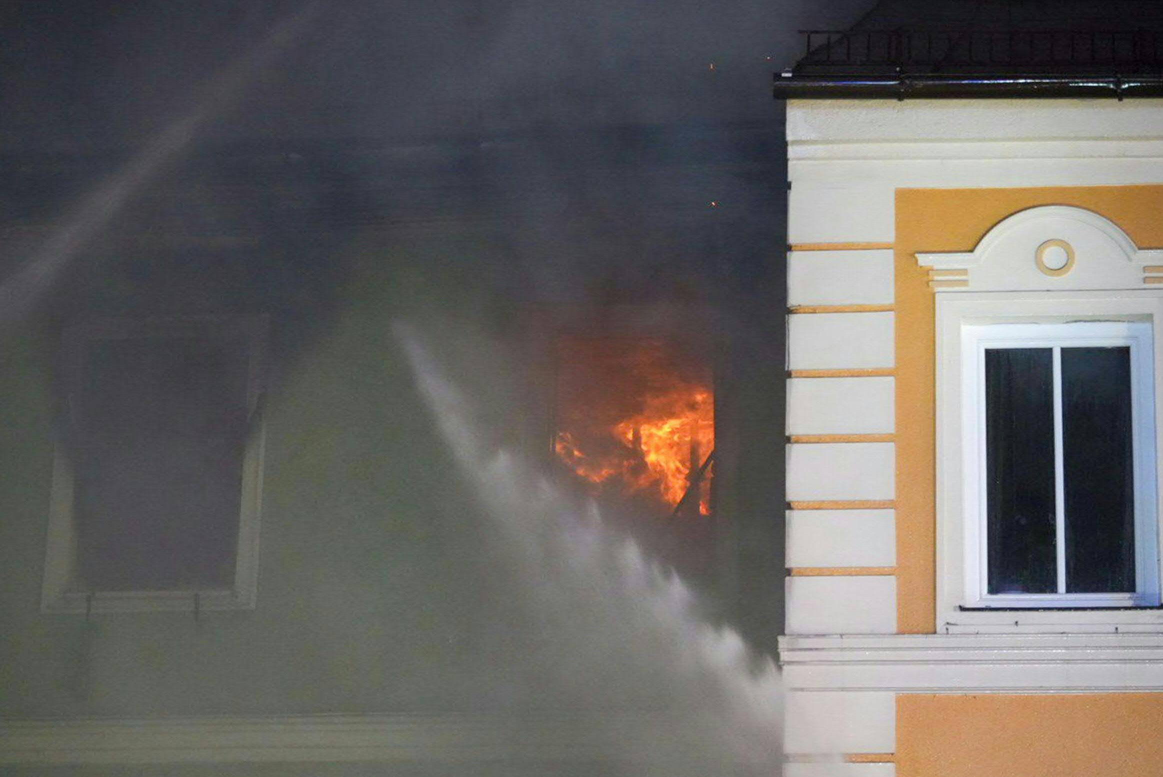 ABD0027_20240529 – ROHRBACH – STERREICH: ZU APA0091 VOM 29.5.2024 – 14 Personen hat die Feuerwehr bei einem Brand in einem Haus am Rohrbacher Stadtplatz in Obersterreich in der Nacht auf Mittwoch, 29. Mai 2024 gerettet, ein Mann lag bereits beim Eintreffen der Einsatzkrfte auf dem Gehsteig vor dem Gebude. Der 53-jhrige Bewohner der Wohnung im […]