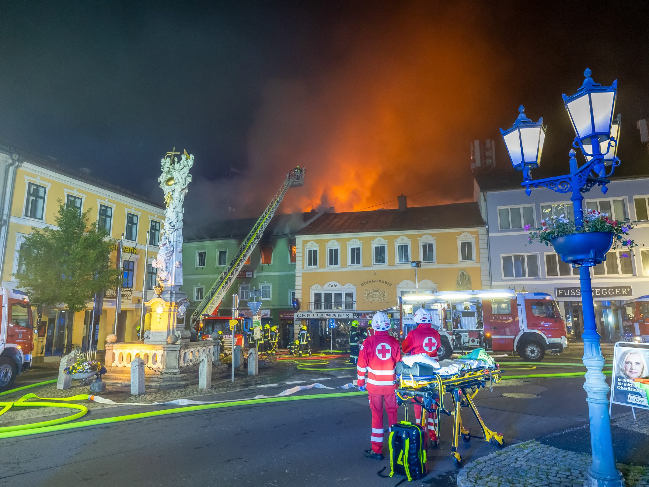 Um 1.50 Uhr wurde die Feuerwehr alarmiert, insgesamt waren 13 Wehren mit 230 bis 250 Kräften im Einsatz.