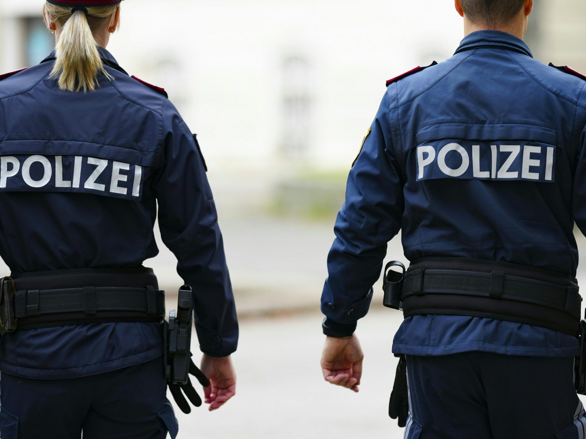 Ein Kellner und eine Polizistin wurden bei dem Einsatz von der 22-Jährigen attackiert.