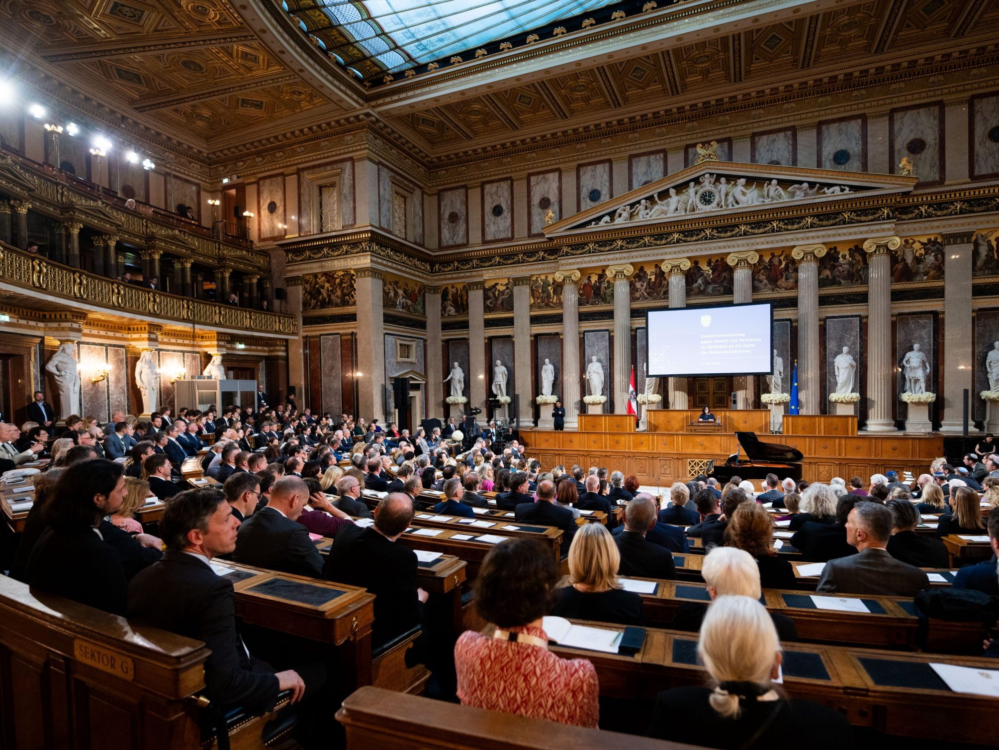 Im Parlament hielt Bundesratspräsidentin Göll eine Rede.