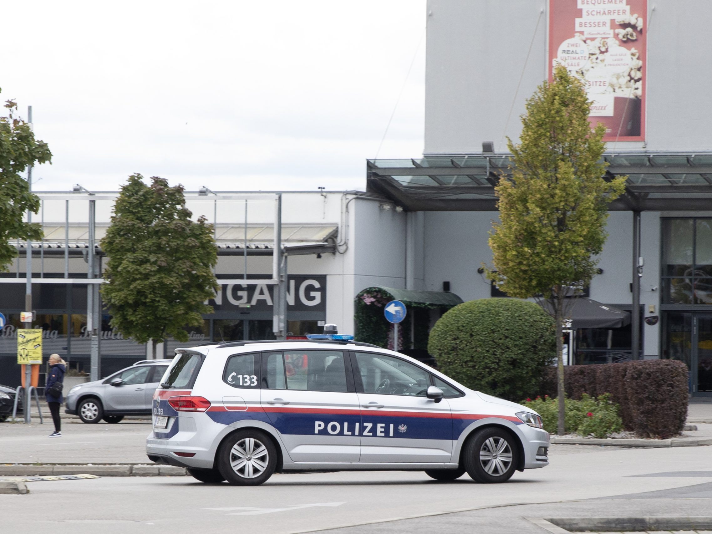 Auf einem Parkplatz eines Einkaufszentrums wurde mehrere Male auf das Opfer gefeuert. Auf einem Parkplatz eines Einkaufszentrums wurde mehrere Male auf das Opfer gefeuert.
