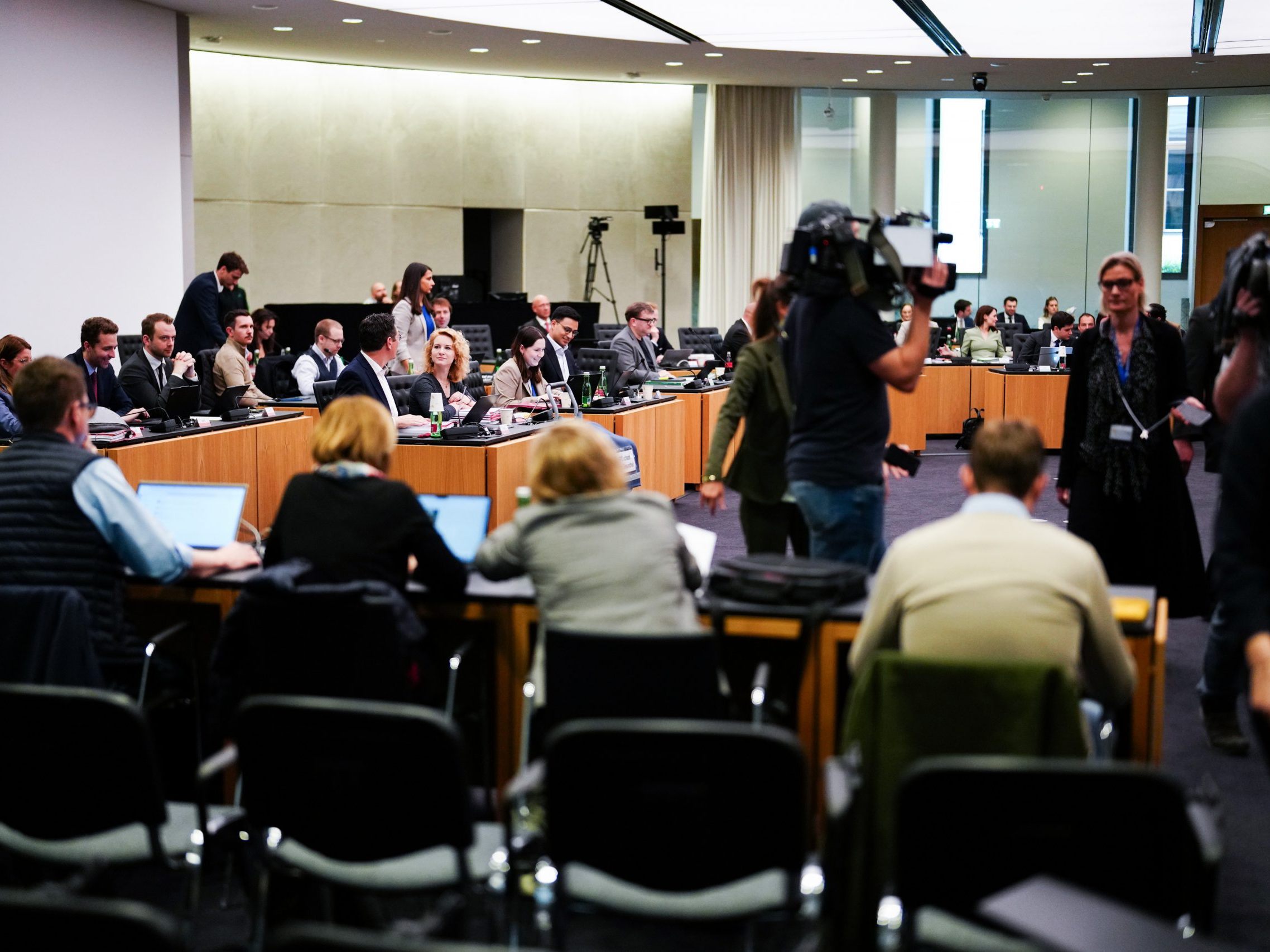 Die letzte reguläre Befragungswoche ist ebenfalls von Absagen geprägt.